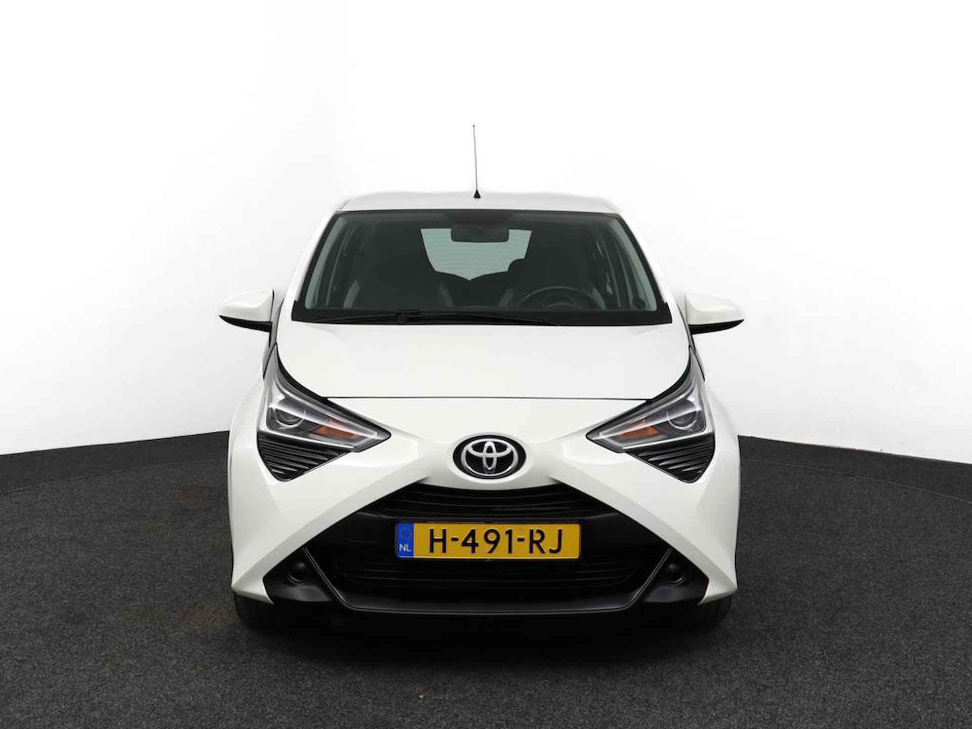 Toyota Aygo 1.0 VVT-i x-play | Camera achter | Airco | Navigatie | Bluetooth | - 16/51