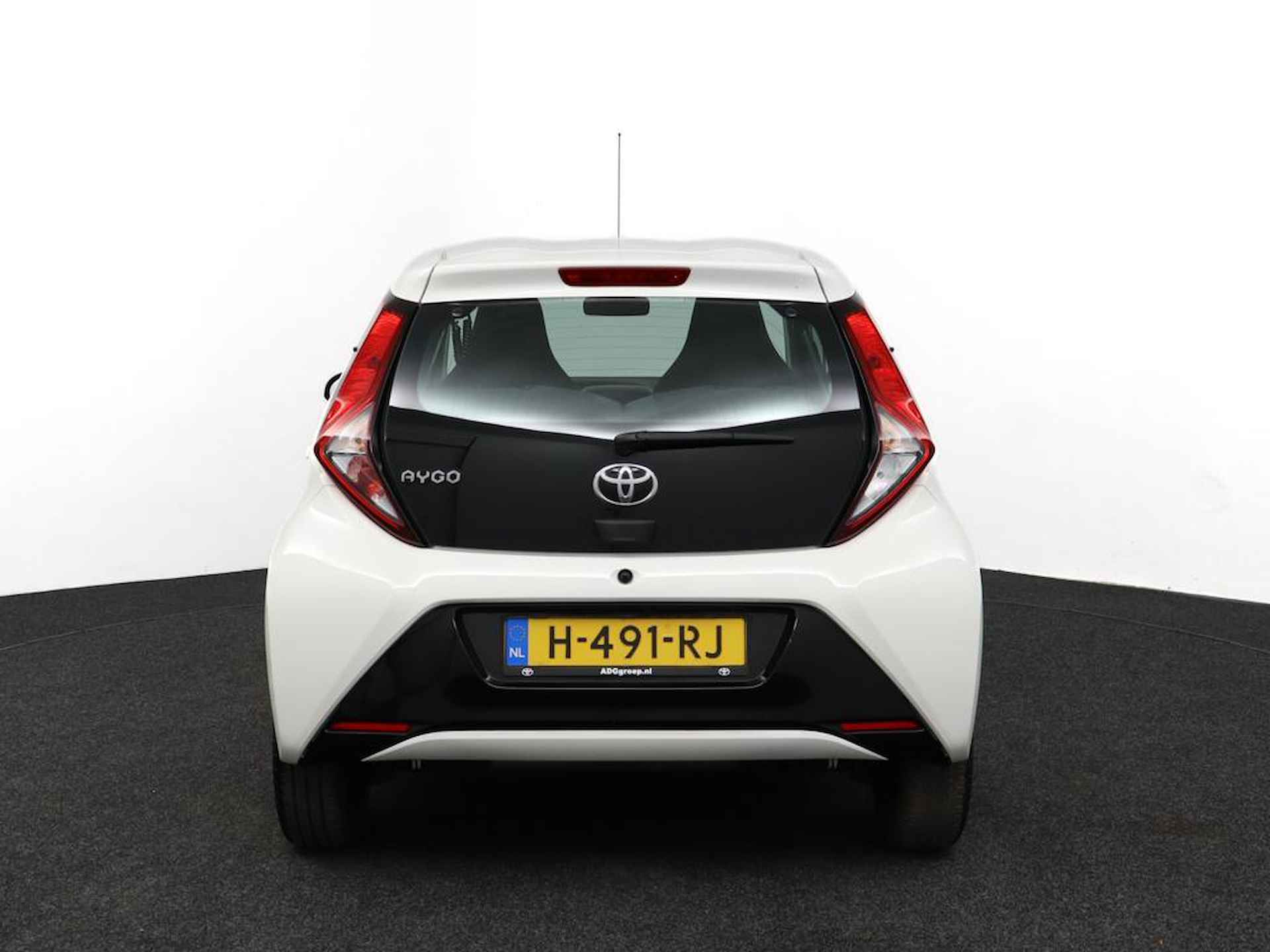 Toyota Aygo 1.0 VVT-i x-play | Camera achter | Airco | Navigatie | Bluetooth | - 35/51