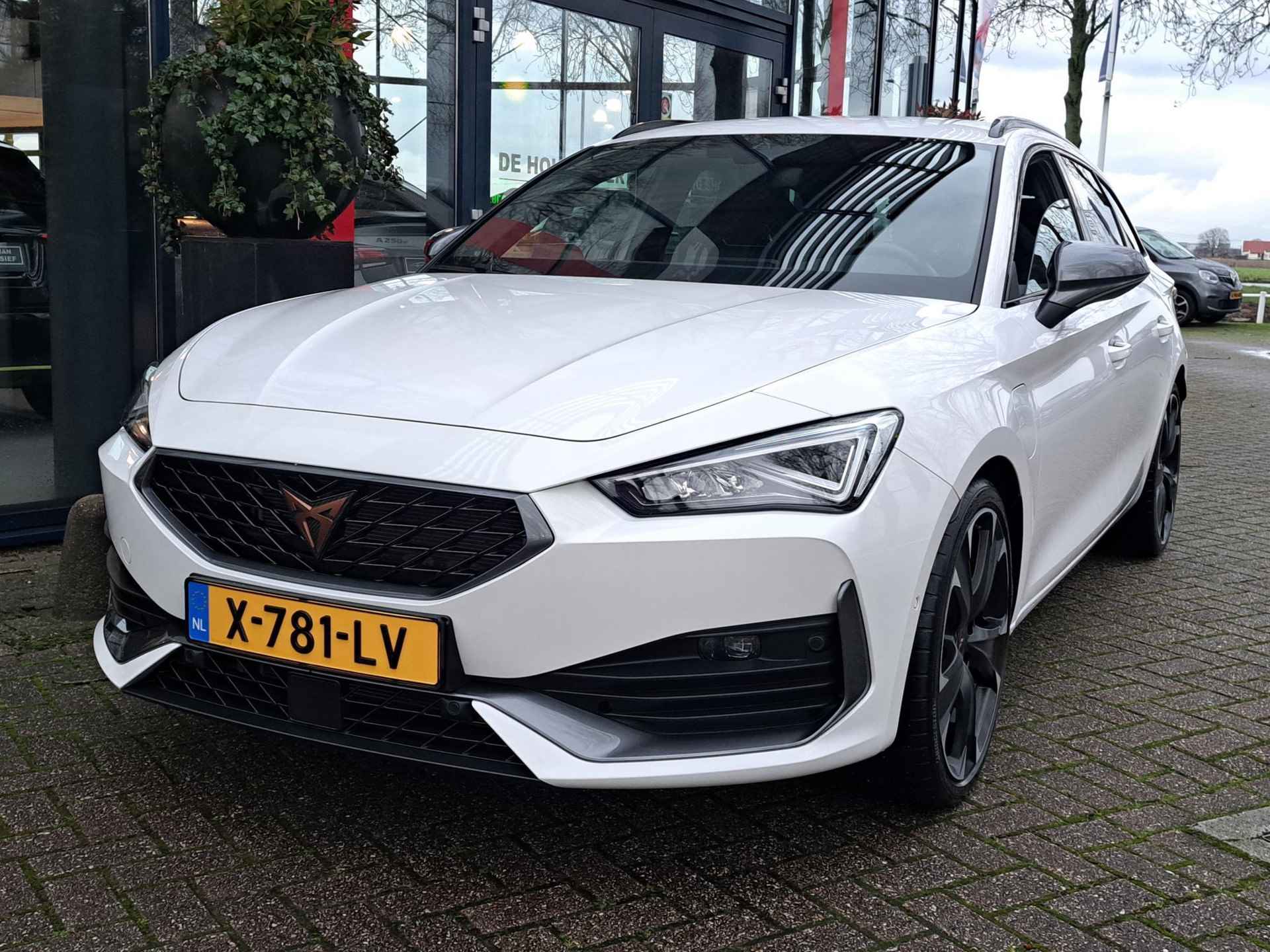 CUPRA Leon Sportstourer 1.4 e-Hybrid VZ Adrenaline | Sfeerverlichting | Keyless | Elektr. Stoelen + Memory | Stuur+Stoelverw.| DCC | Carplay | Navi | Camera - 8/31