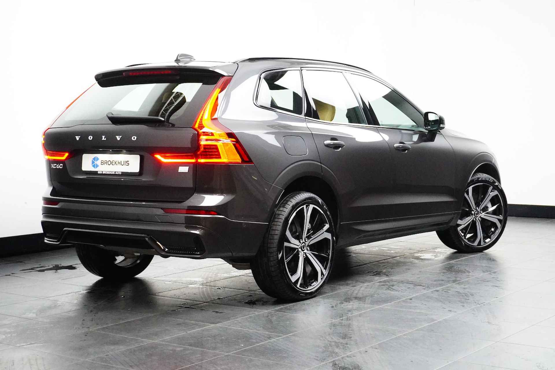 Volvo XC60 Recharge T8 Plus Dark | Long Range | Stoel Ventilatie / Massage | 360° Camera | Trekhaak | Luchtvering | - 3/14