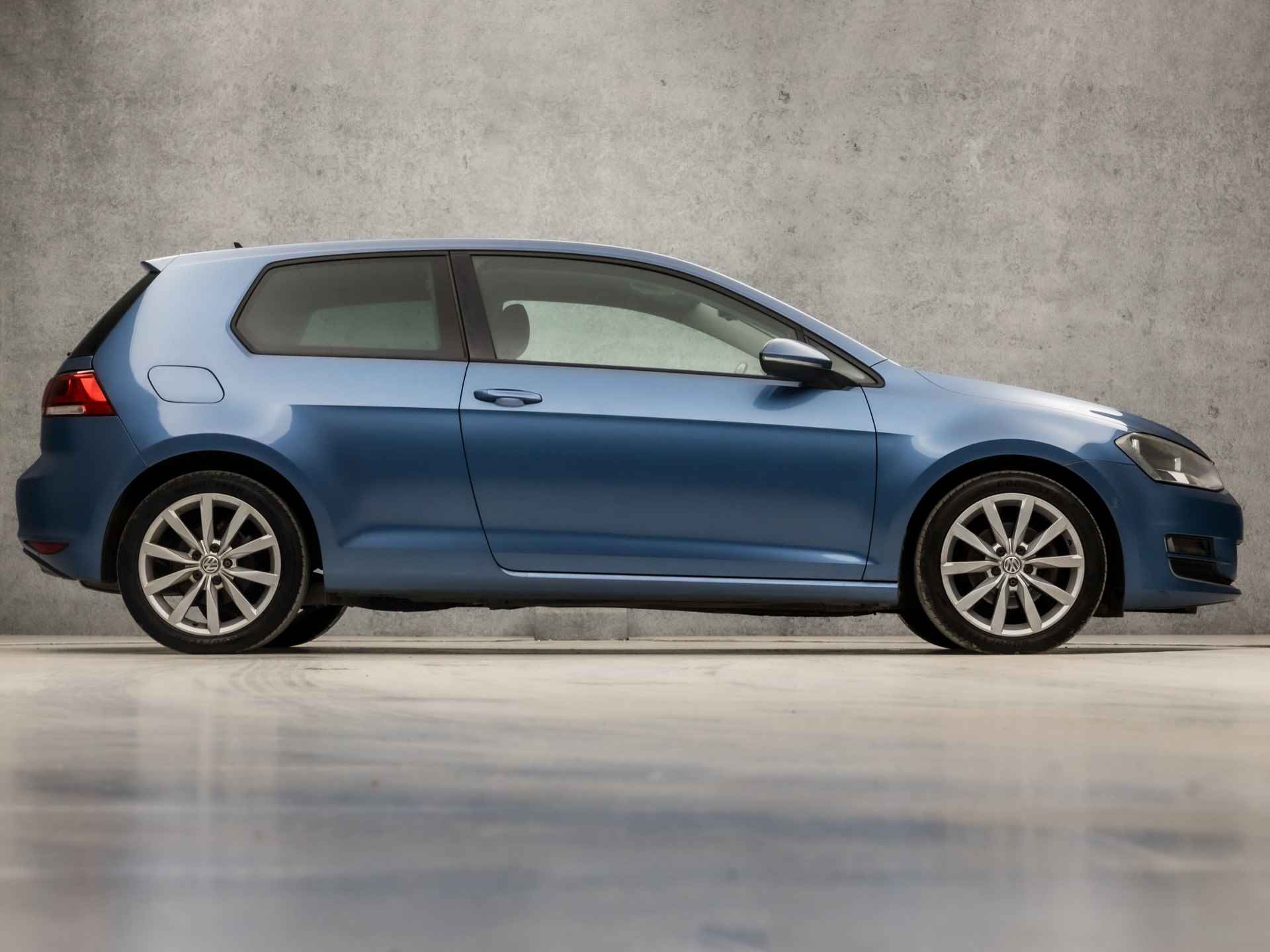 Volkswagen Golf 1.2 TSI Highline (NAVIGATIE, CLIMATE, STOELVERWARMING, LEDER, SPORTSTOELEN, GETINT GLAS, MASSAGE, LM VELGEN, CRUISE, NIEUWE APK, NIEUWSTAAT) - 4/33