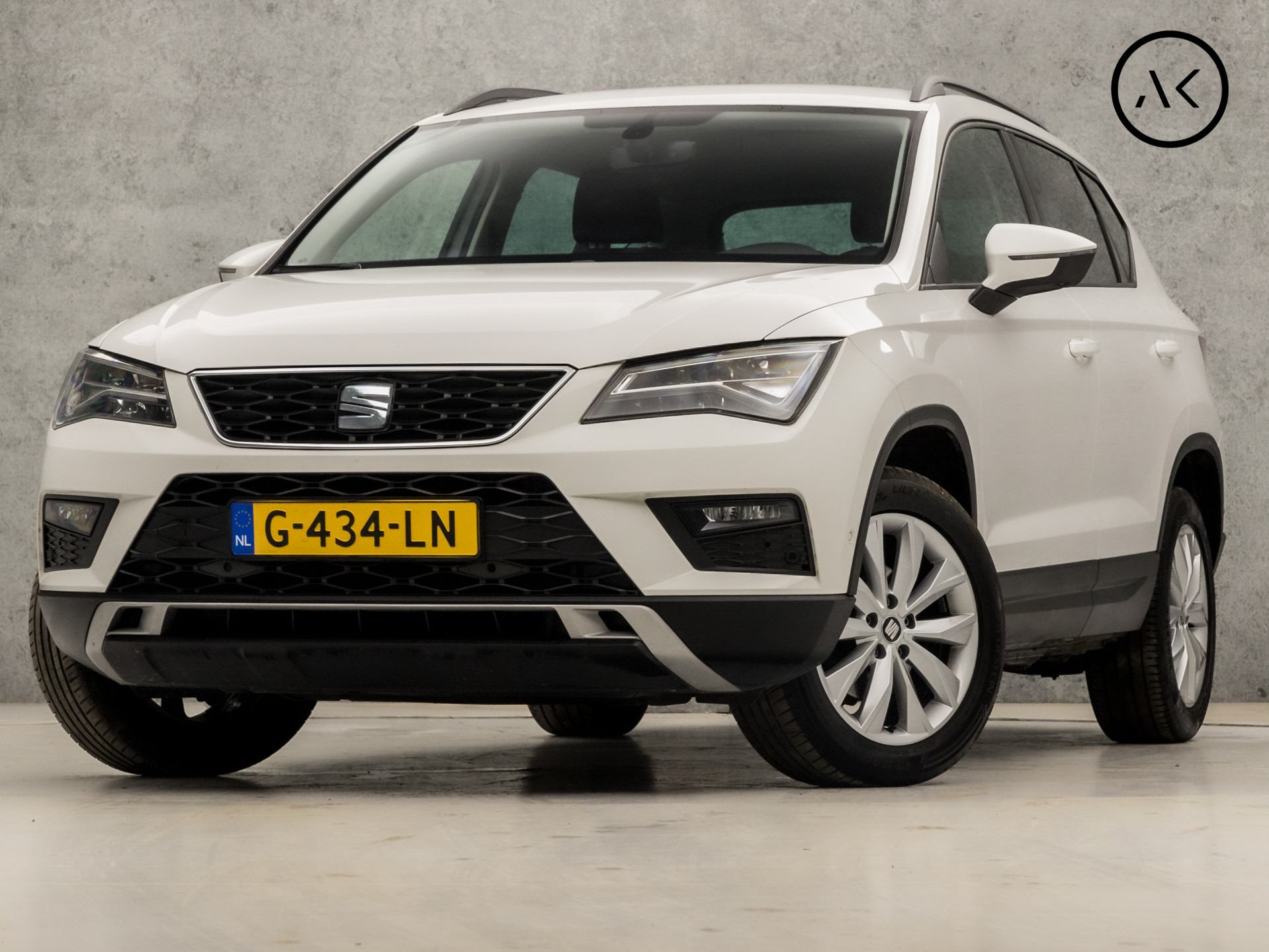 SEAT Ateca 1.0 TSI Intense (APPLE CARPLAY, NAVIGATIE, CLIMATE, CAMERA, LED KOPLAMPEN, GETINT GLAS, SPORTSTOELEN, PARKEERSENSOREN, TREKHAAK, NIEUWE APK, NIEUWSTAAT)