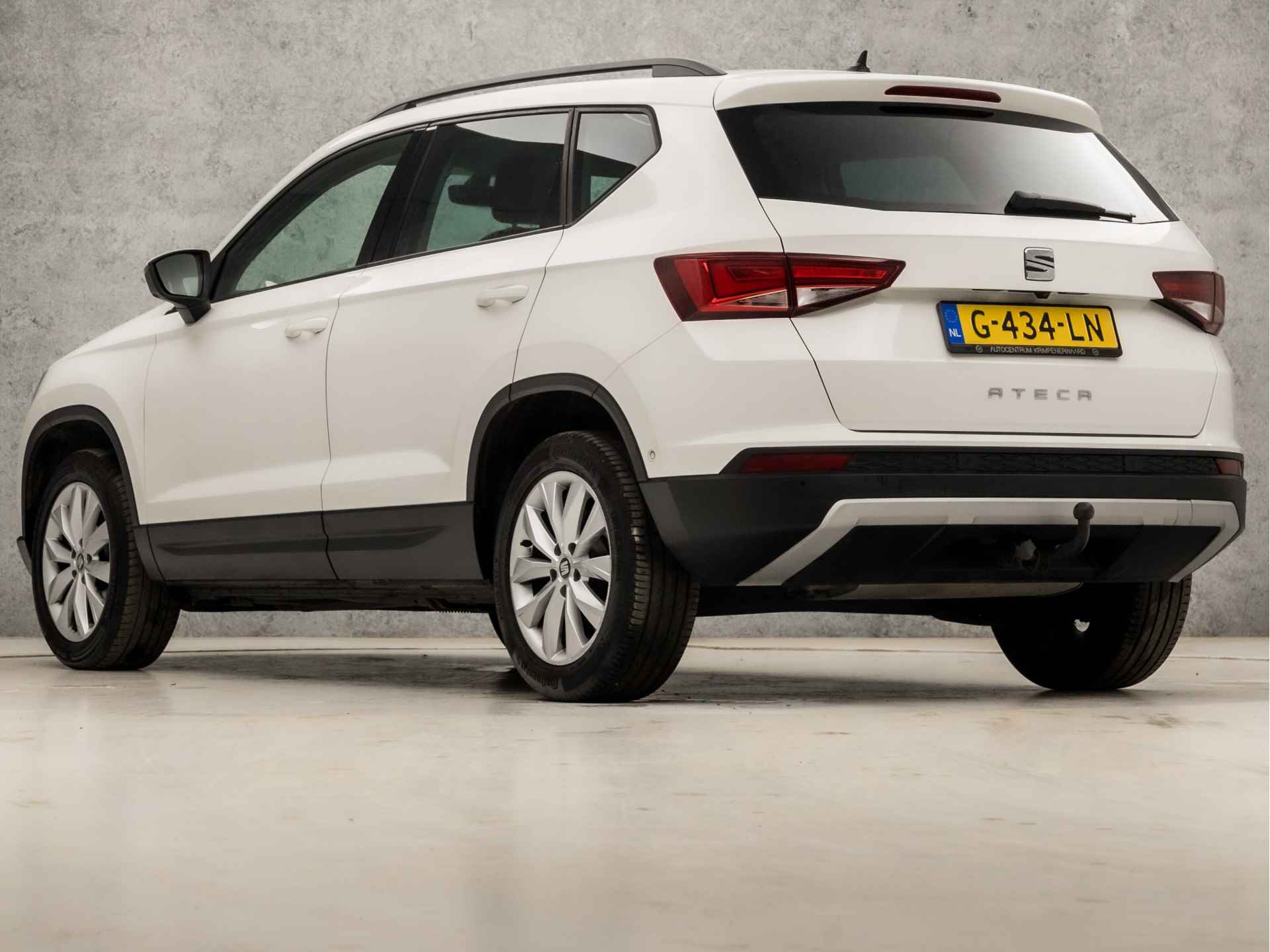 SEAT Ateca 1.0 TSI Intense (APPLE CARPLAY, NAVIGATIE, CLIMATE, CAMERA, LED KOPLAMPEN, GETINT GLAS, SPORTSTOELEN, PARKEERSENSOREN, TREKHAAK, NIEUWE APK, NIEUWSTAAT) - 3/33