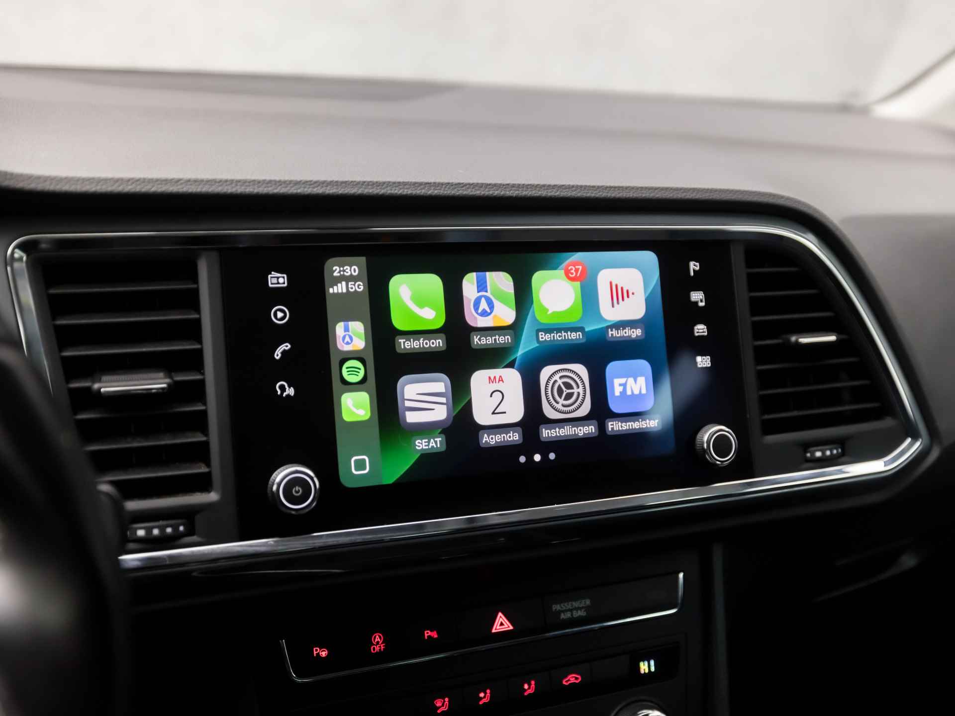 SEAT Ateca 1.0 TSI Intense (APPLE CARPLAY, NAVIGATIE, CLIMATE, CAMERA, LED KOPLAMPEN, GETINT GLAS, SPORTSTOELEN, PARKEERSENSOREN, TREKHAAK, NIEUWE APK, NIEUWSTAAT) - 8/33