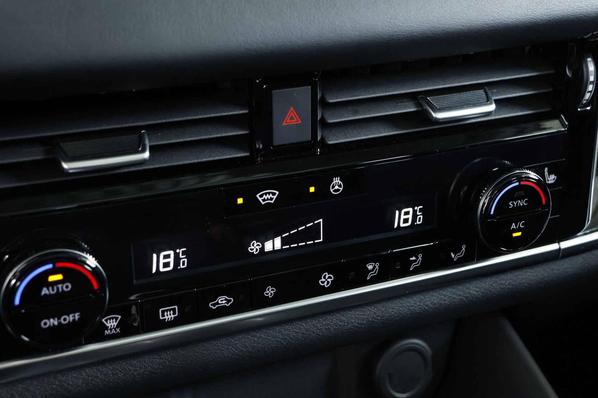 Nissan QASHQAI 1.3 MHEV Xtronic N-Connecta / Panorama / LED / Navi / CarPlay / Cam - 28/35