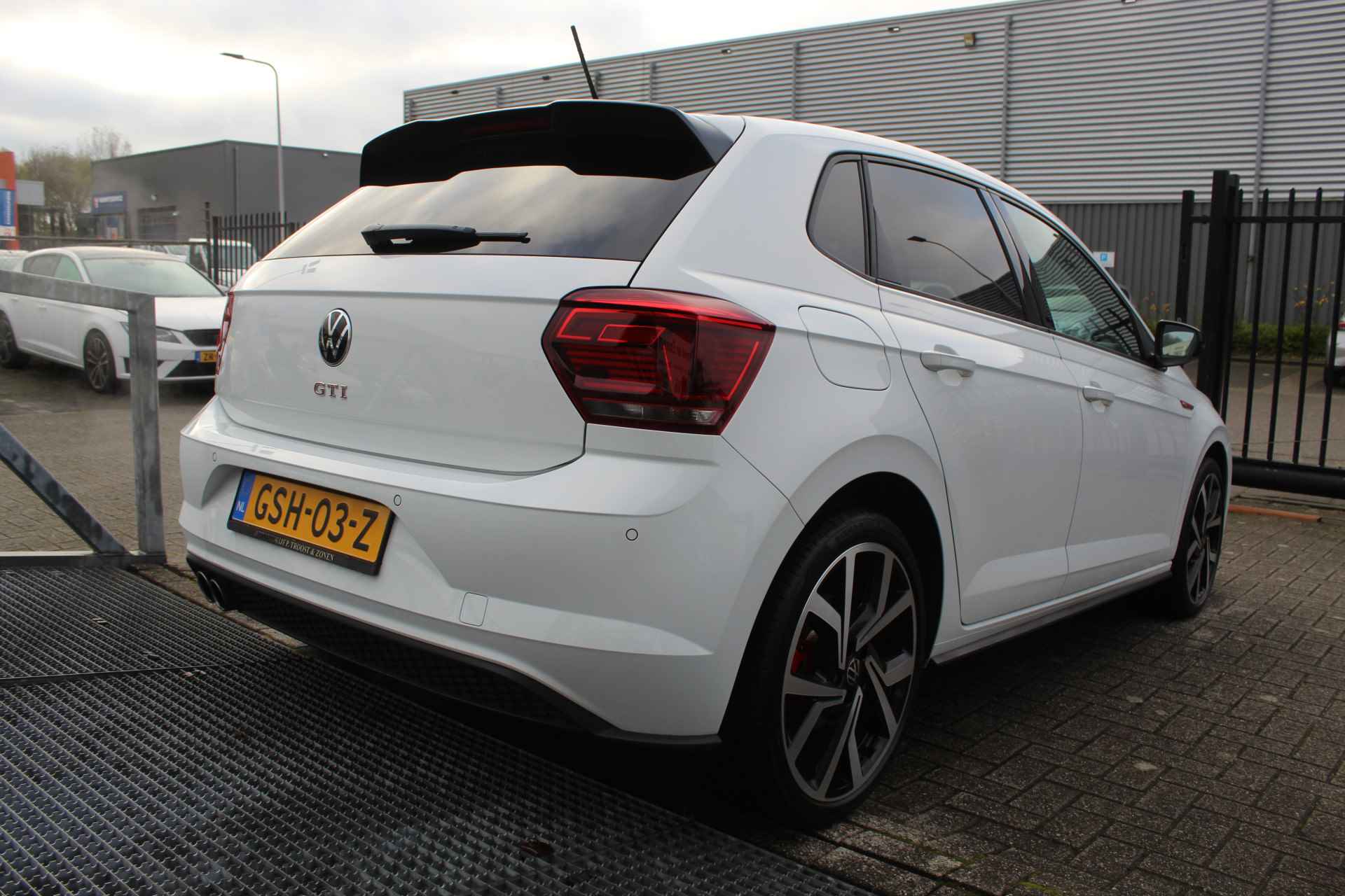 Volkswagen Polo 2.0 TSI GTI Virtueel dashboard/Beats/Apple carplay/Climate control/Cruise control/Parkeersensoren/Stoelverwarming/Led koplampen/ - 10/30