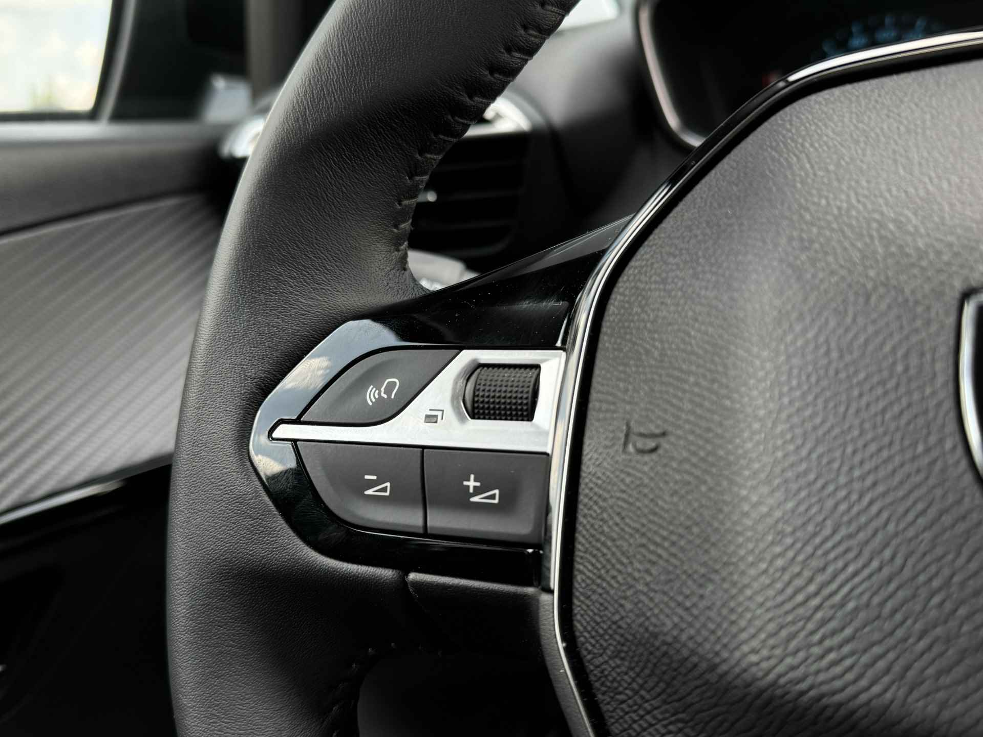 Peugeot e-208 Style 50 kWh | Warmtepomp | Parkeersensoren V/A | Stoelverwarming | Keyless | Navigatie - 36/39