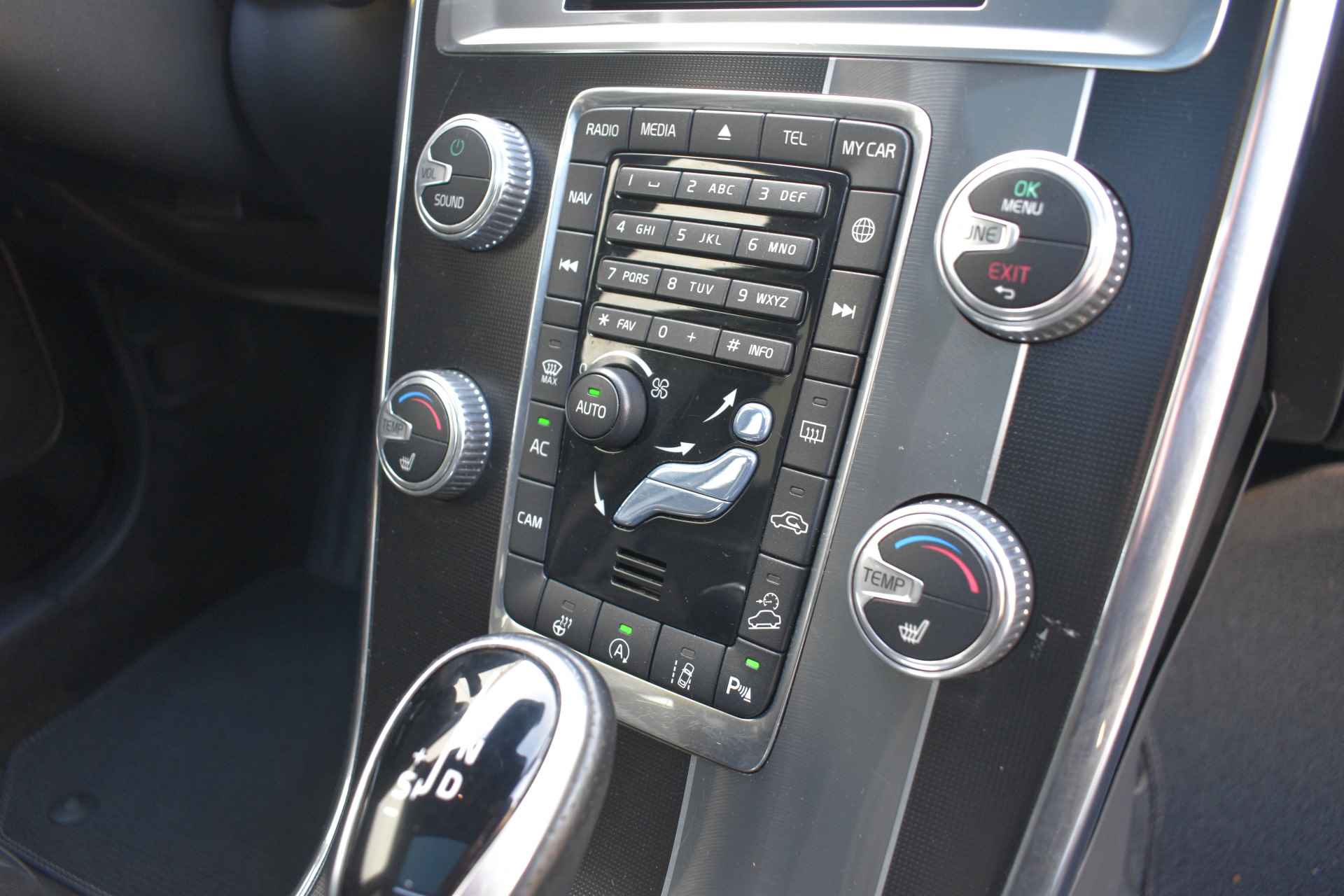 Volvo XC60 D4 R-Design 191PK | 5-Cilinder | Panodak | Ad. Cruise | BLIS | Trekhaak | Keyless - 45/65