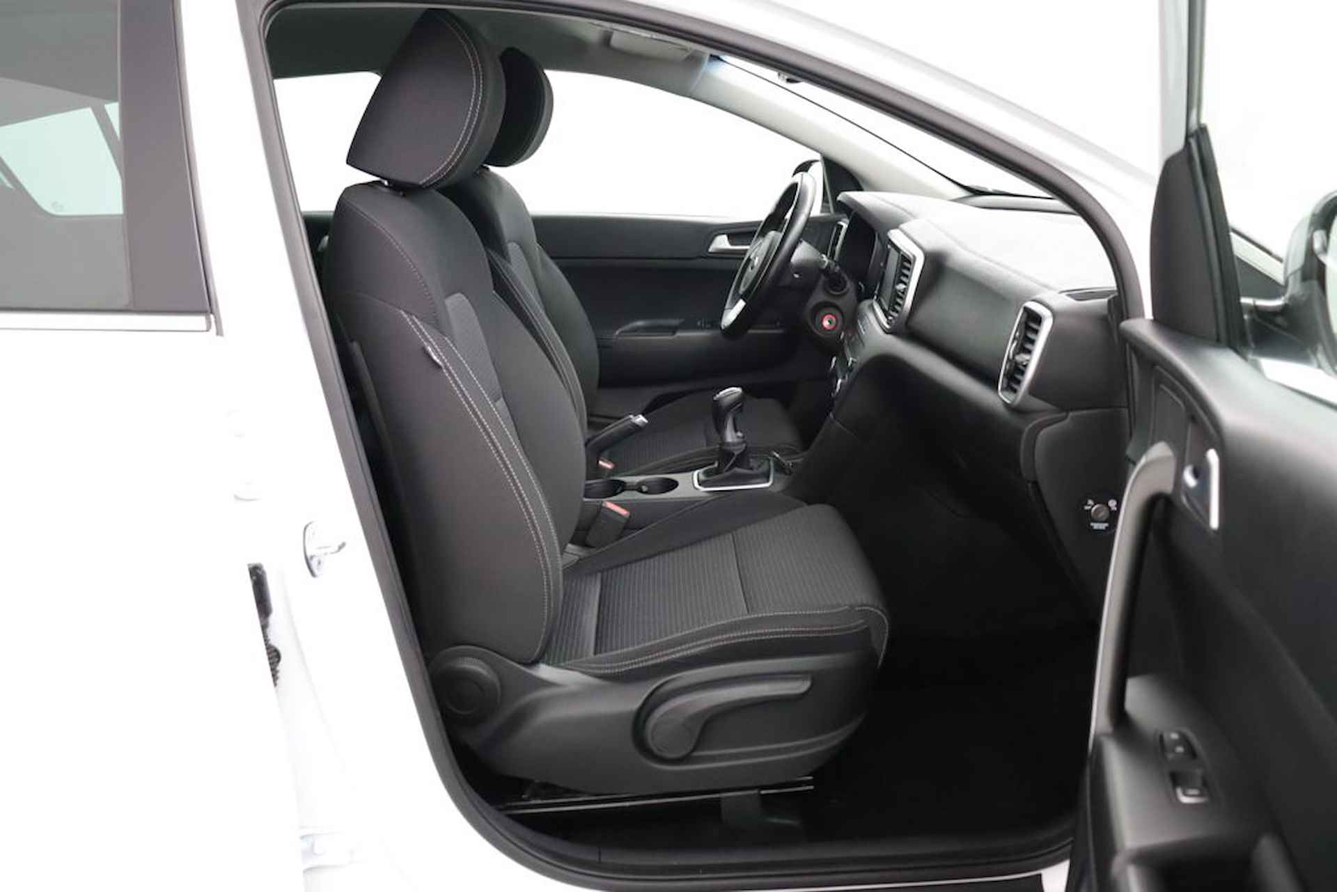 Kia Sportage 1.6 GDI DynamicLine - Navigatie - Trekhaak - Cruise Control - Apple CarPlay / Android Auto - Fabrieksgarantie tot 01-2028 - 30/48