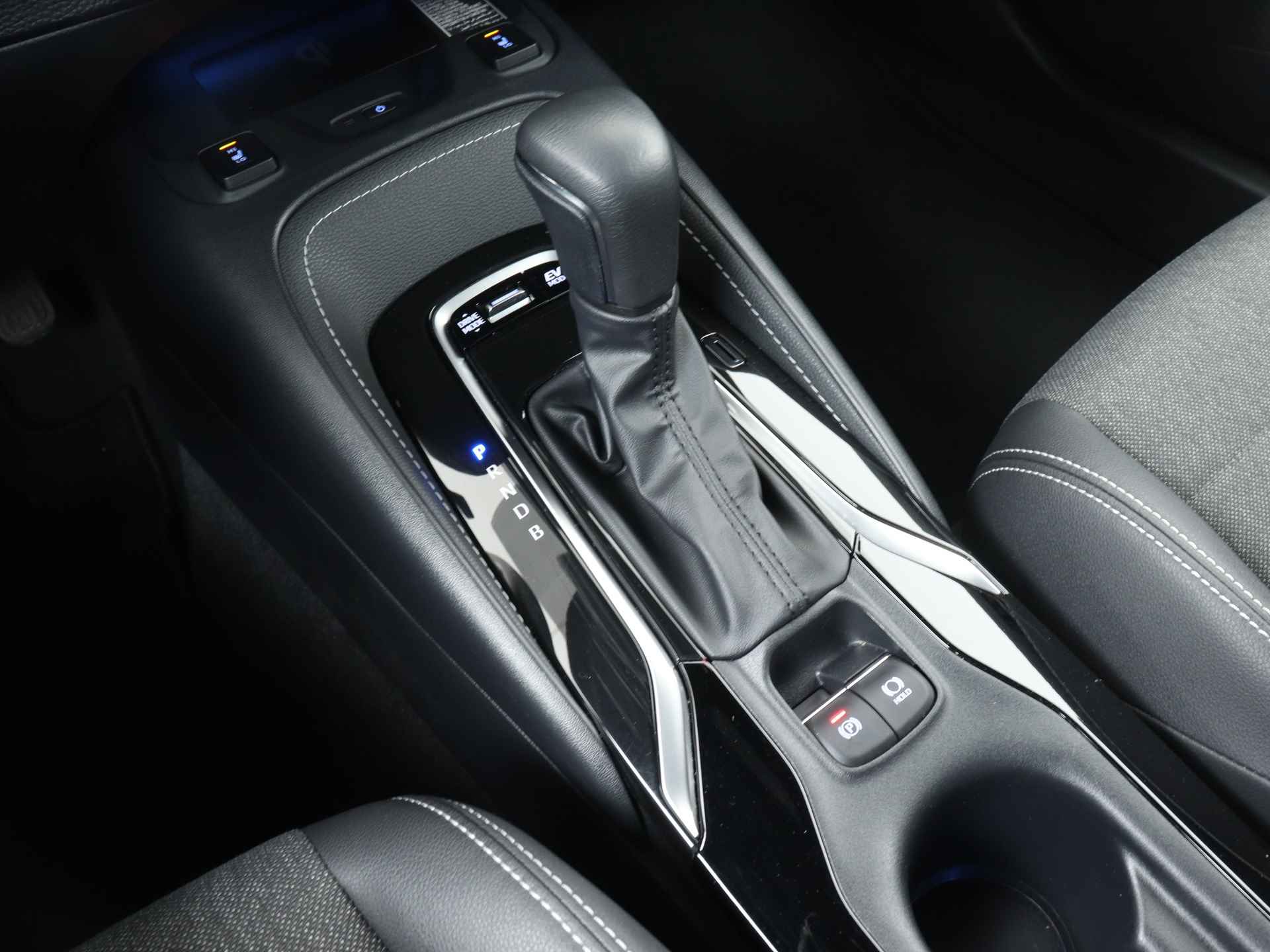 Toyota Corolla Touring Sports 1.8 Hybrid Dynamic | Stoelverwarming | Navigatie | Lichtmetalen Velgen | - 13/43