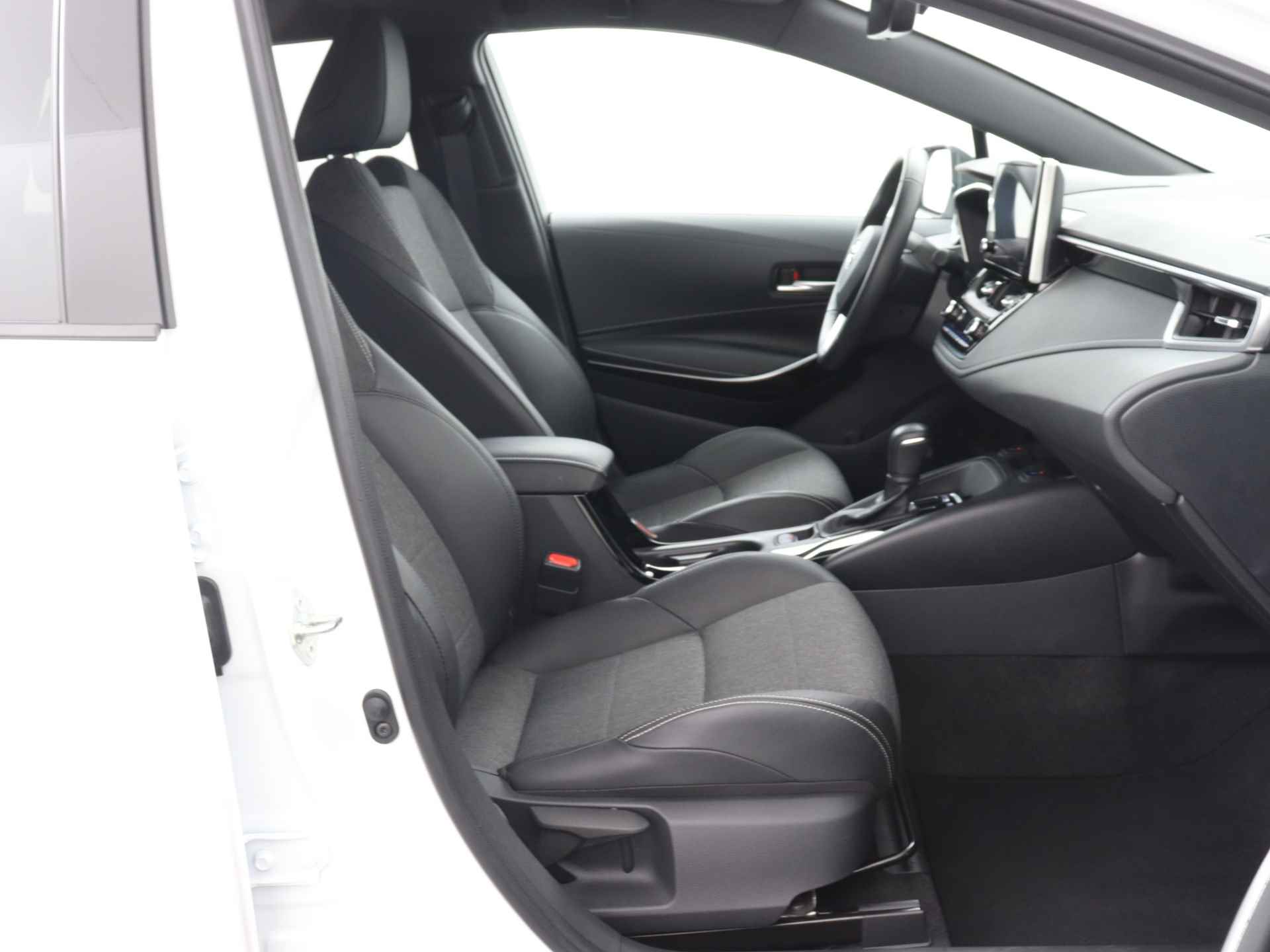 Toyota Corolla Touring Sports 1.8 Hybrid Dynamic | Stoelverwarming | Navigatie | Lichtmetalen Velgen | - 31/43
