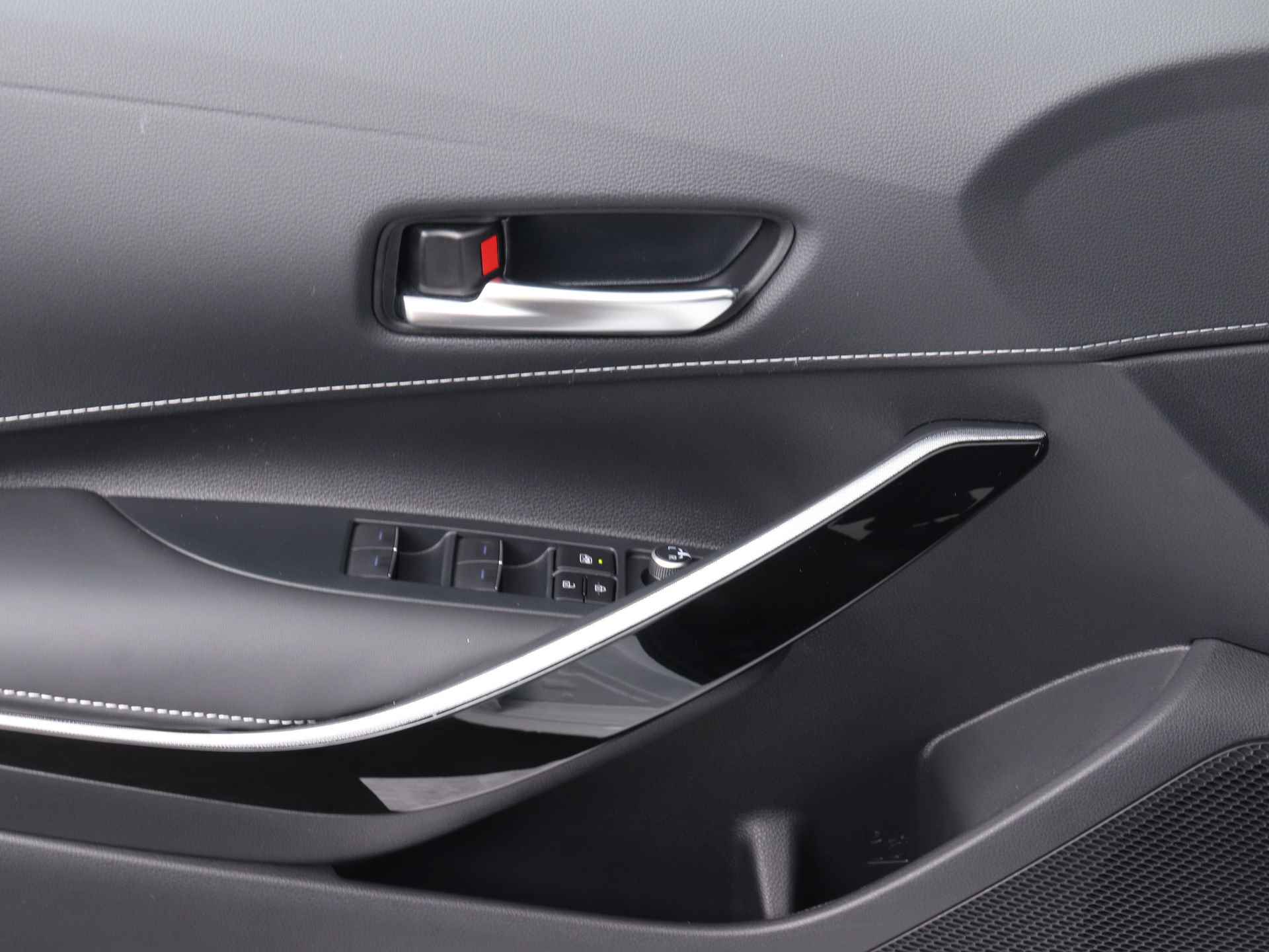 Toyota Corolla Touring Sports 1.8 Hybrid Dynamic | Stoelverwarming | Navigatie | Lichtmetalen Velgen | - 33/43