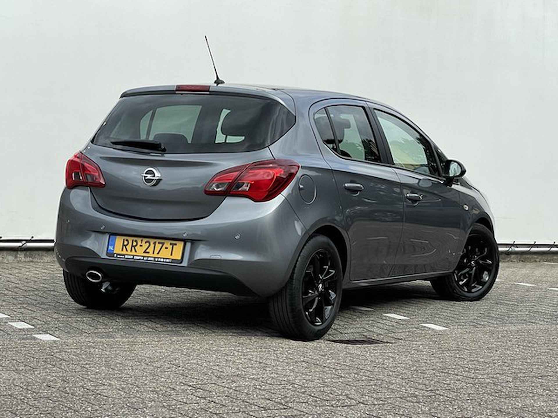 Opel Corsa 1.4 Color Edition met Navigatie via CarPlay, 16inch Velgen, Parkeersensoren - 2/24