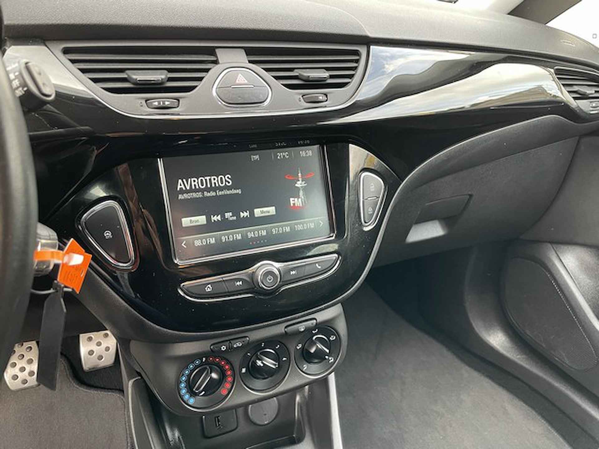 Opel Corsa 1.4 Color Edition met Navigatie via CarPlay, 16inch Velgen, Parkeersensoren - 12/24