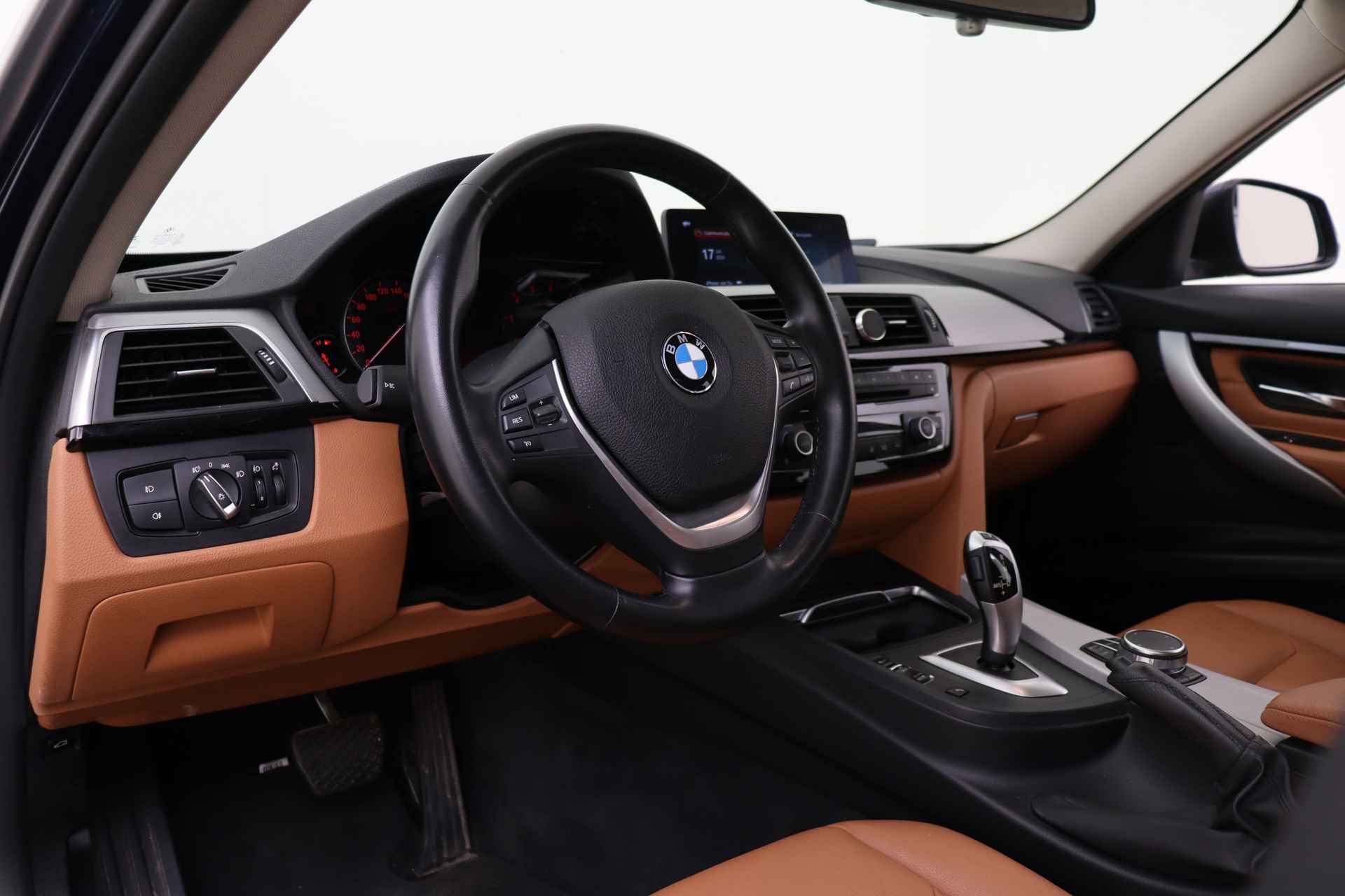 BMW 3 Serie Touring 318i Executive Luxury Automaat / LED / Navigatie Professional / Stoelverwarming / PDC voor + achter / Cruise Control / Leder - 4/47