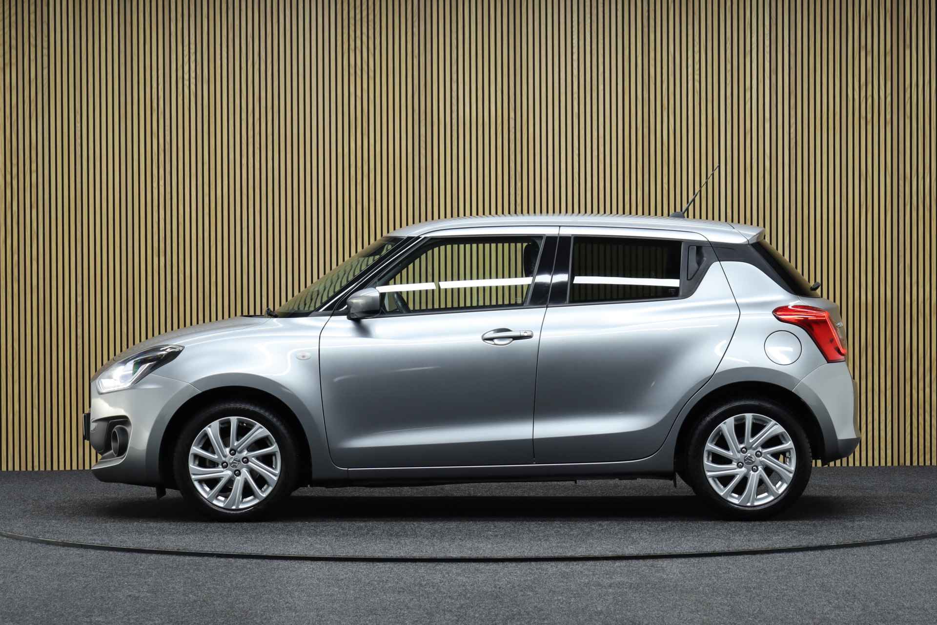 Suzuki Swift 1.2 Select Smart Hybrid | Adaptive-cruise | Camera | All-season Banden | Parkeerhulp | Stoelverwarming | Navigatie | Dodehoekdetectie - 2/40