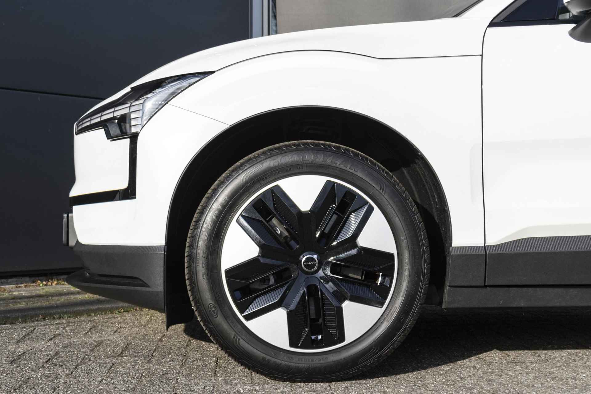 Volvo EX30 Single Motor Extended Range Core 69 kWh | 18'' Lichtmetalen Velgen | Adaptieve Cruise Control | Google Maps Navigatie | Standkachel | Parkeercamera | Lane Keeping Aid | Trekhaak | Voorstoelen verwarmd - 12/38