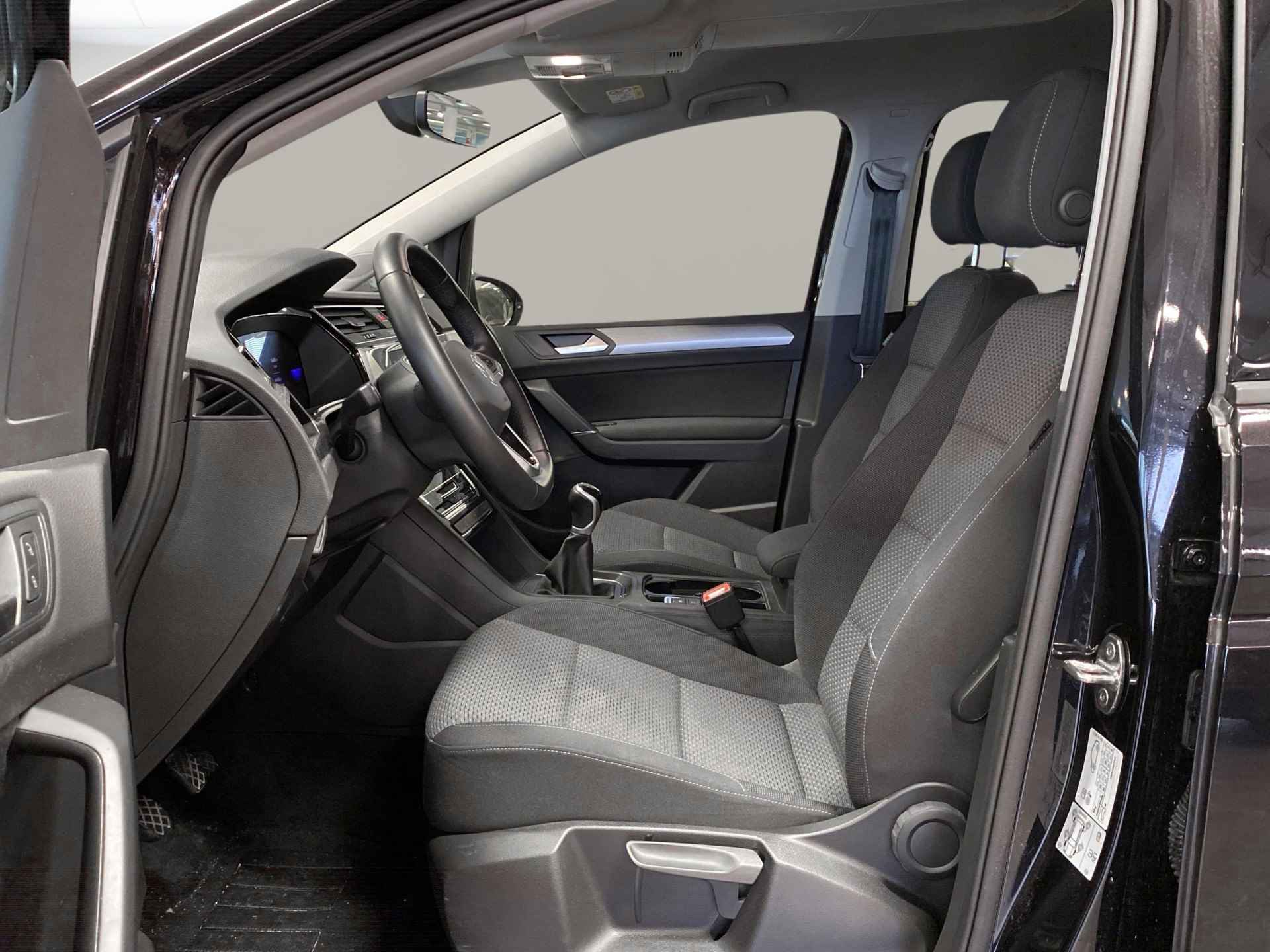 Volkswagen Touran 1.5 TSI Family 7p | Navigatie | Achteruitrijcamera | Adaptive Cruise Control | LED Koplampen - 28/29