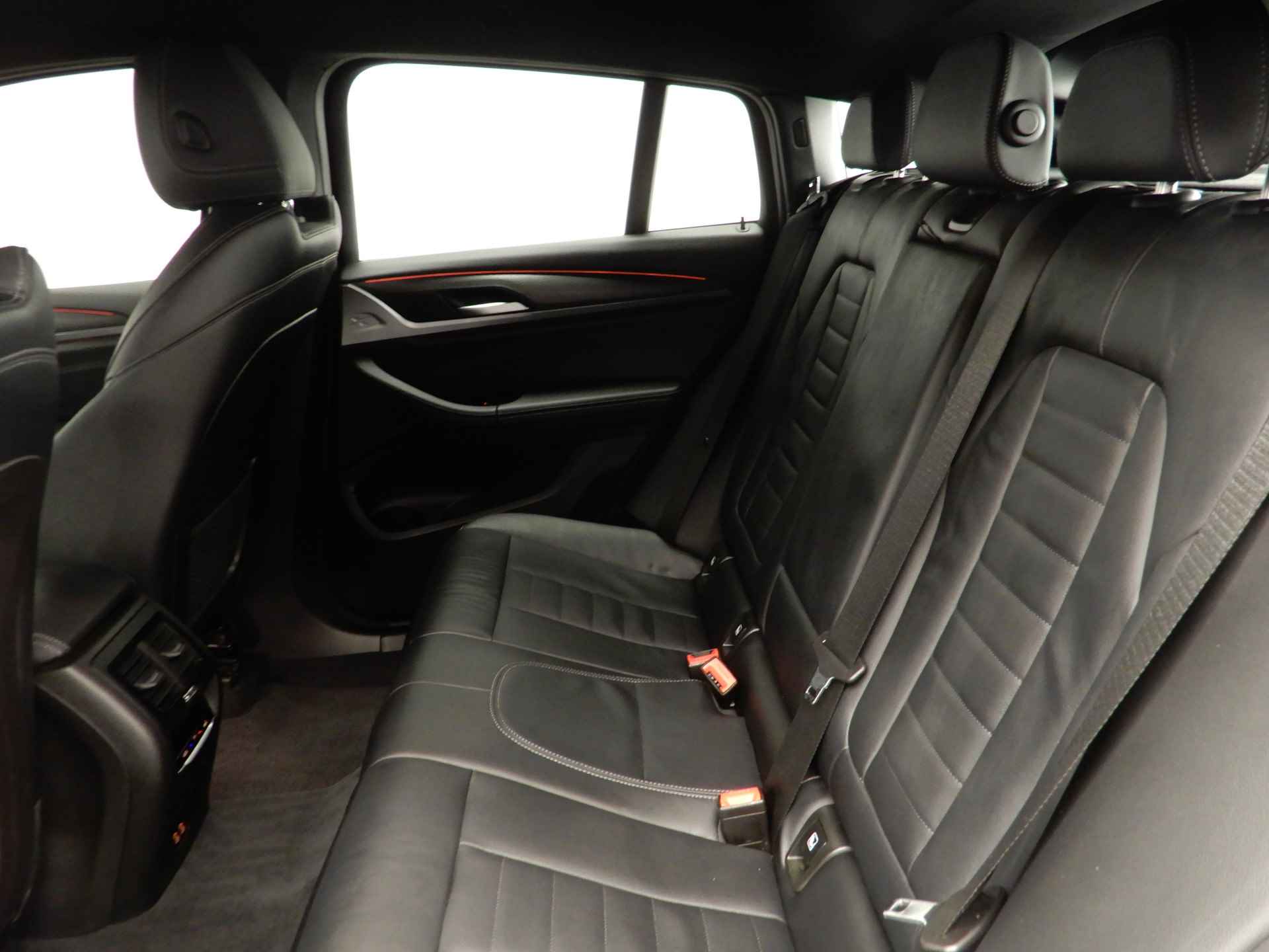 BMW X4 xDrive20i M-Sportpakket Laserlicht / Leder / Navigatie / Sportstoelen / Stoelverwarming / Keyles go / DAB / Hifi speakers / Alu 20 inch - 9/40