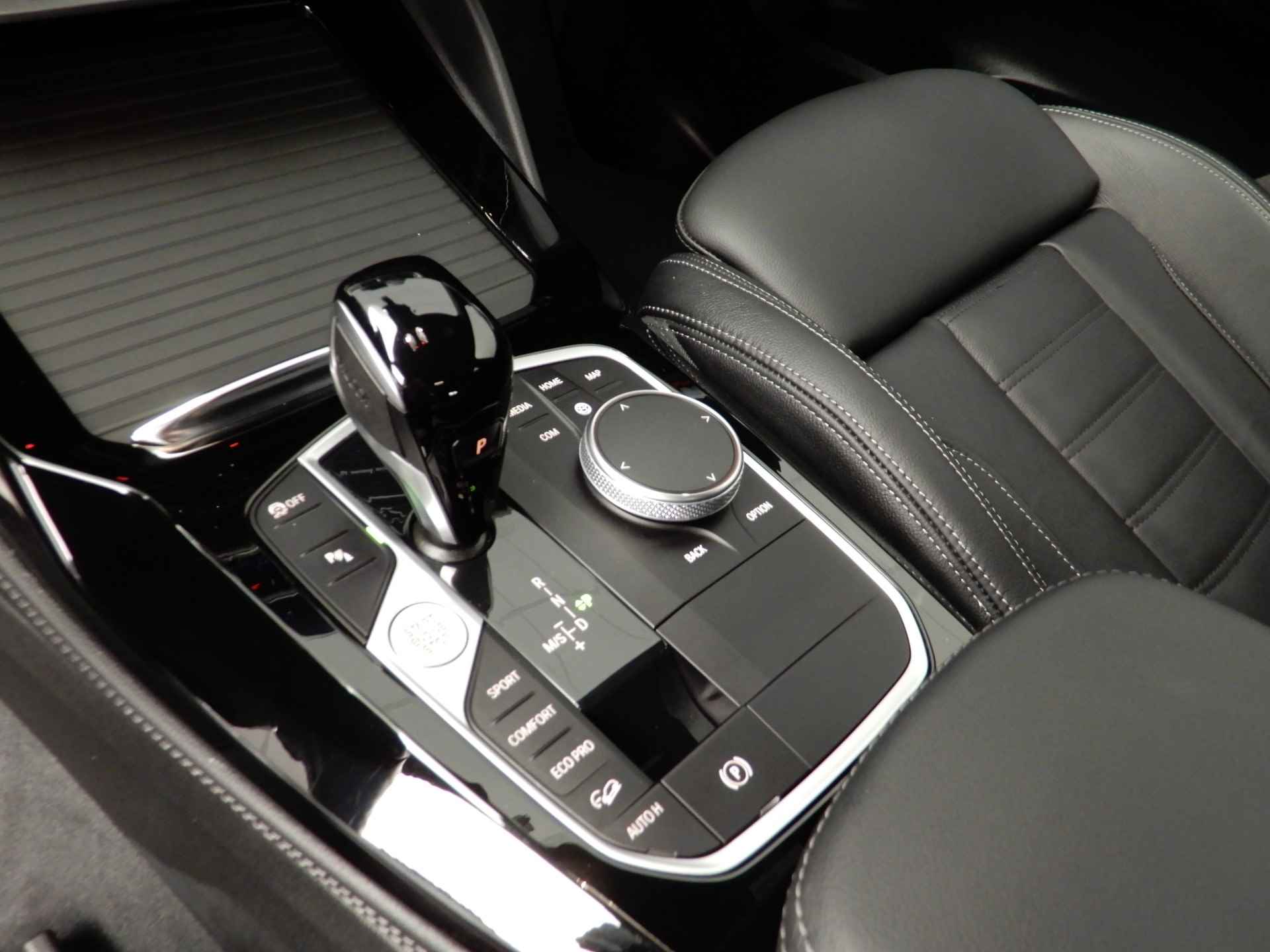 BMW X4 xDrive20i M-Sportpakket Laserlicht / Leder / Navigatie / Sportstoelen / Stoelverwarming / Keyles go / DAB / Hifi speakers / Alu 20 inch - 17/40