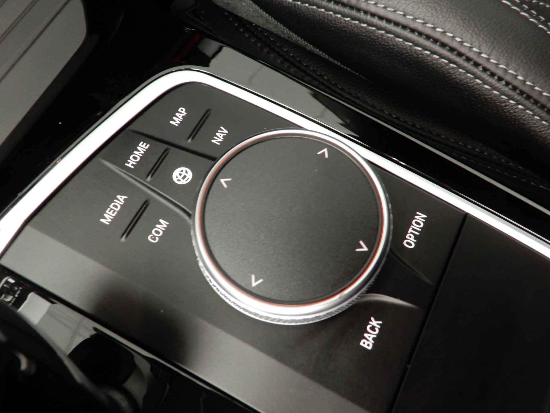 BMW X4 xDrive20i M-Sportpakket Laserlicht / Leder / Navigatie / Sportstoelen / Stoelverwarming / Keyles go / DAB / Hifi speakers / Alu 20 inch - 19/40