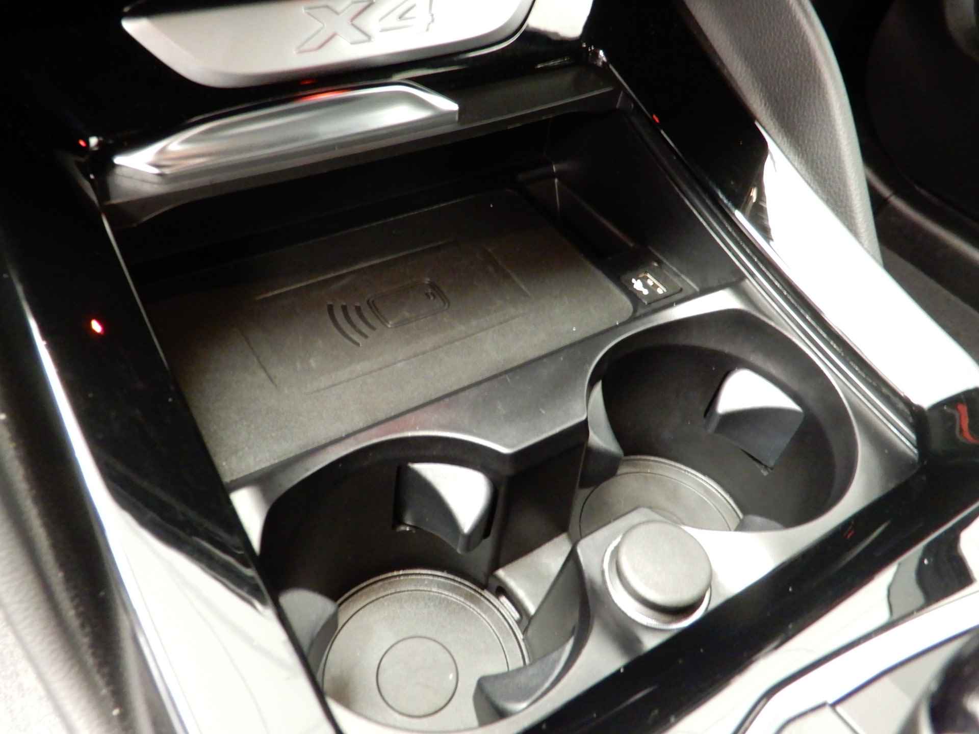 BMW X4 xDrive20i M-Sportpakket Laserlicht / Leder / Navigatie / Sportstoelen / Stoelverwarming / Keyles go / DAB / Hifi speakers / Alu 20 inch - 31/40