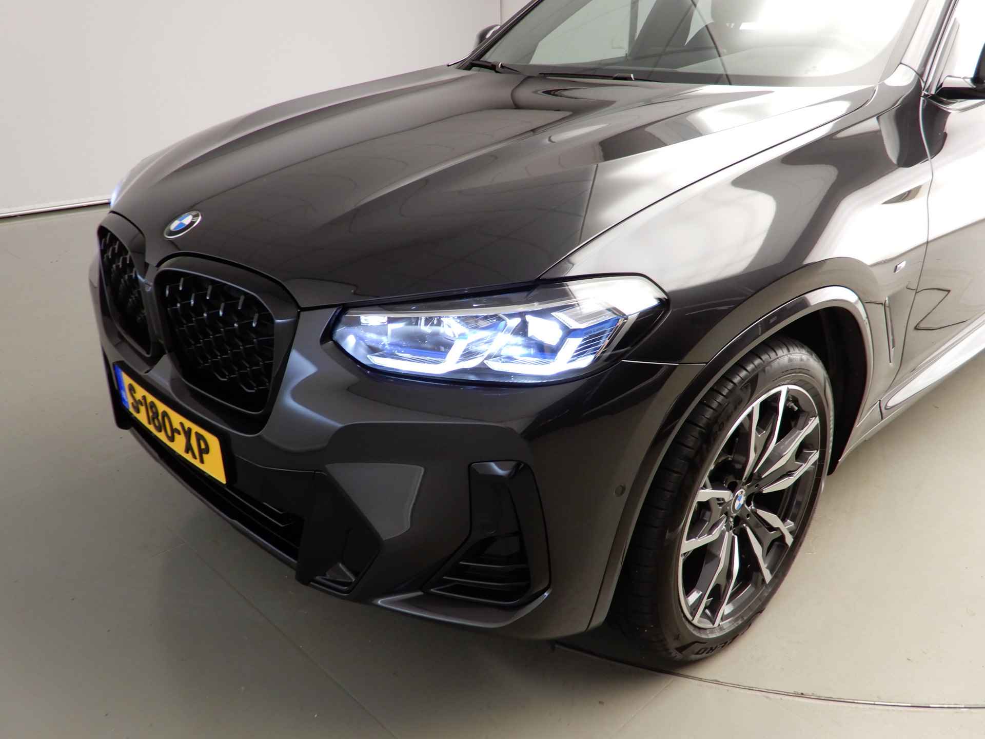 BMW X4 xDrive20i M-Sportpakket Laserlicht / Leder / Navigatie / Sportstoelen / Stoelverwarming / Keyles go / DAB / Hifi speakers / Alu 20 inch - 38/40