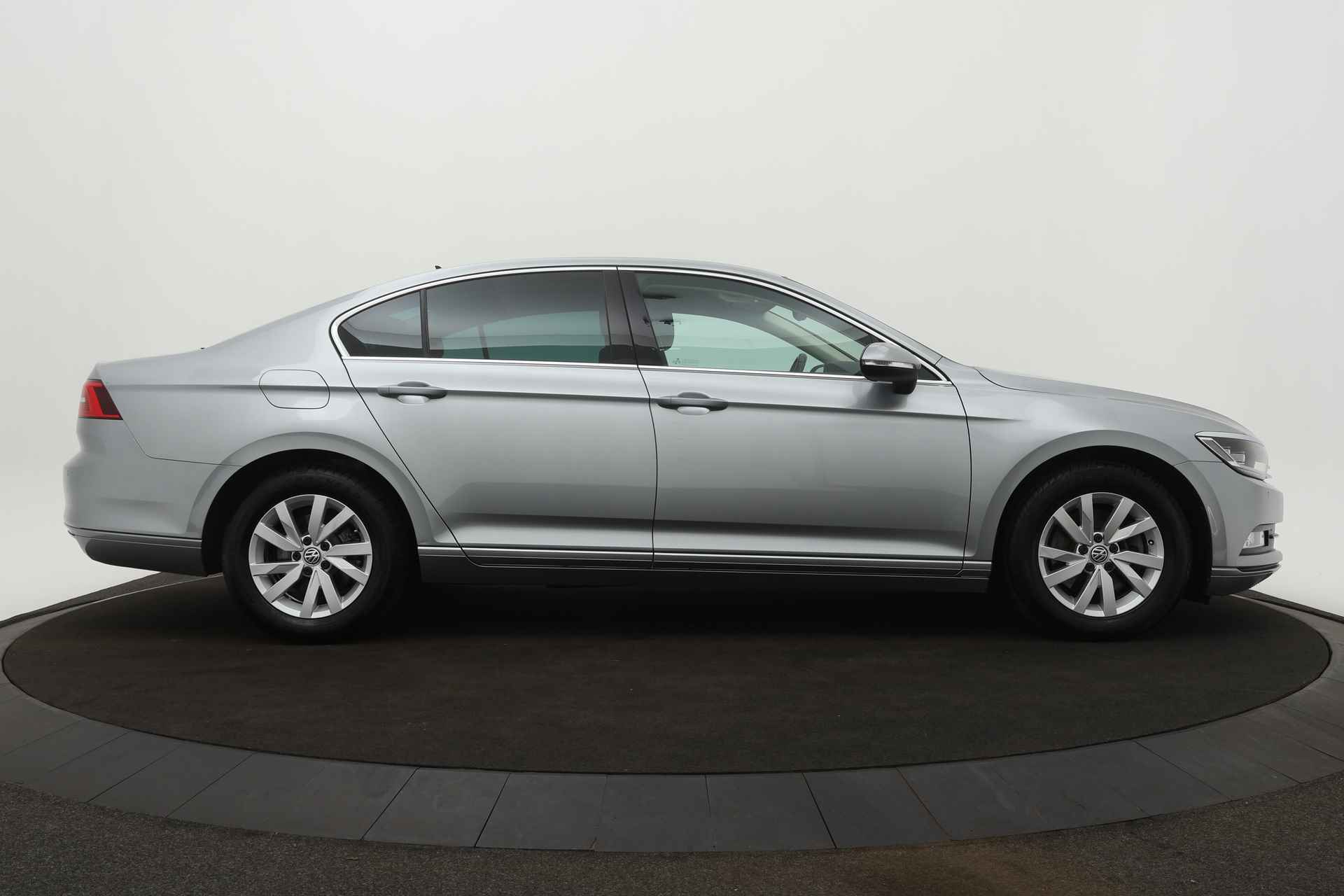 Volkswagen Passat BWJ 2018 1.6 TDI Comfortline Business AUTOMAAT FULL.LED / TREKHAAK / KEYLESS.START / V+A PDC / APPLE.CARPLAY / ANDROID.AUTO / ADDAPT.CRUISE / DAB+ / NAVI / CLIMA / LMV / ELEK.PAKKET / ARMSTEUNEN / ISOFIX - 18/30