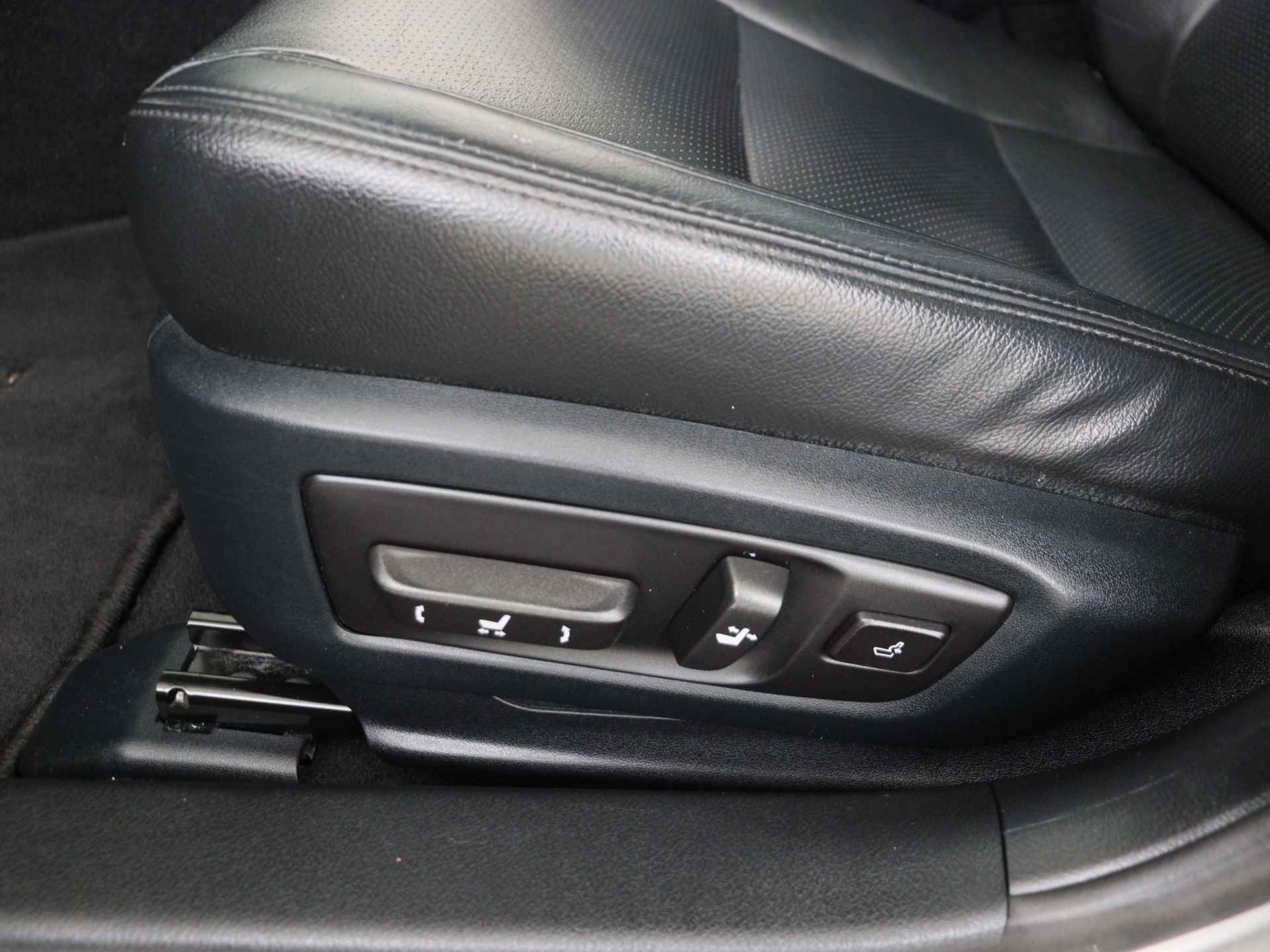 Lexus GS 300h 25th Edition | Sunroof | Elektrisch verstelbare voorstoel(en) | Stoelverwarming | - 38/52