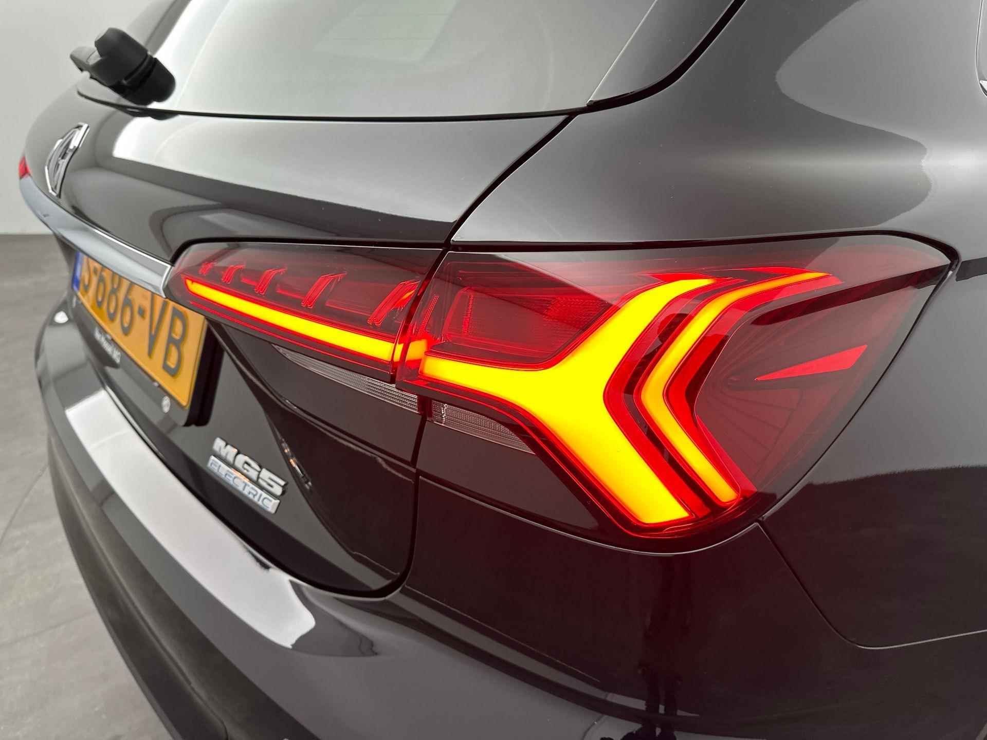 MG 5 Long Range Luxury 61 kWh  €2000 Subsidie - Demo Deal - Leder - LED - Navigatie - Carplay - 11/26