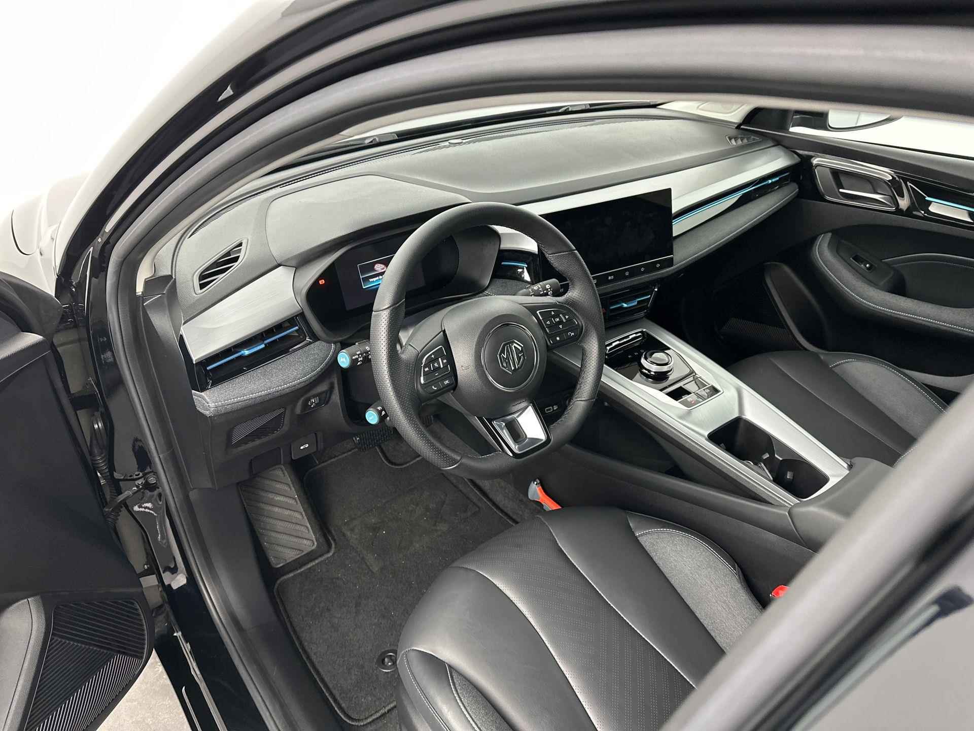 MG 5 Long Range Luxury 61 kWh  €2000 Subsidie - Demo Deal - Leder - LED - Navigatie - Carplay - 15/26
