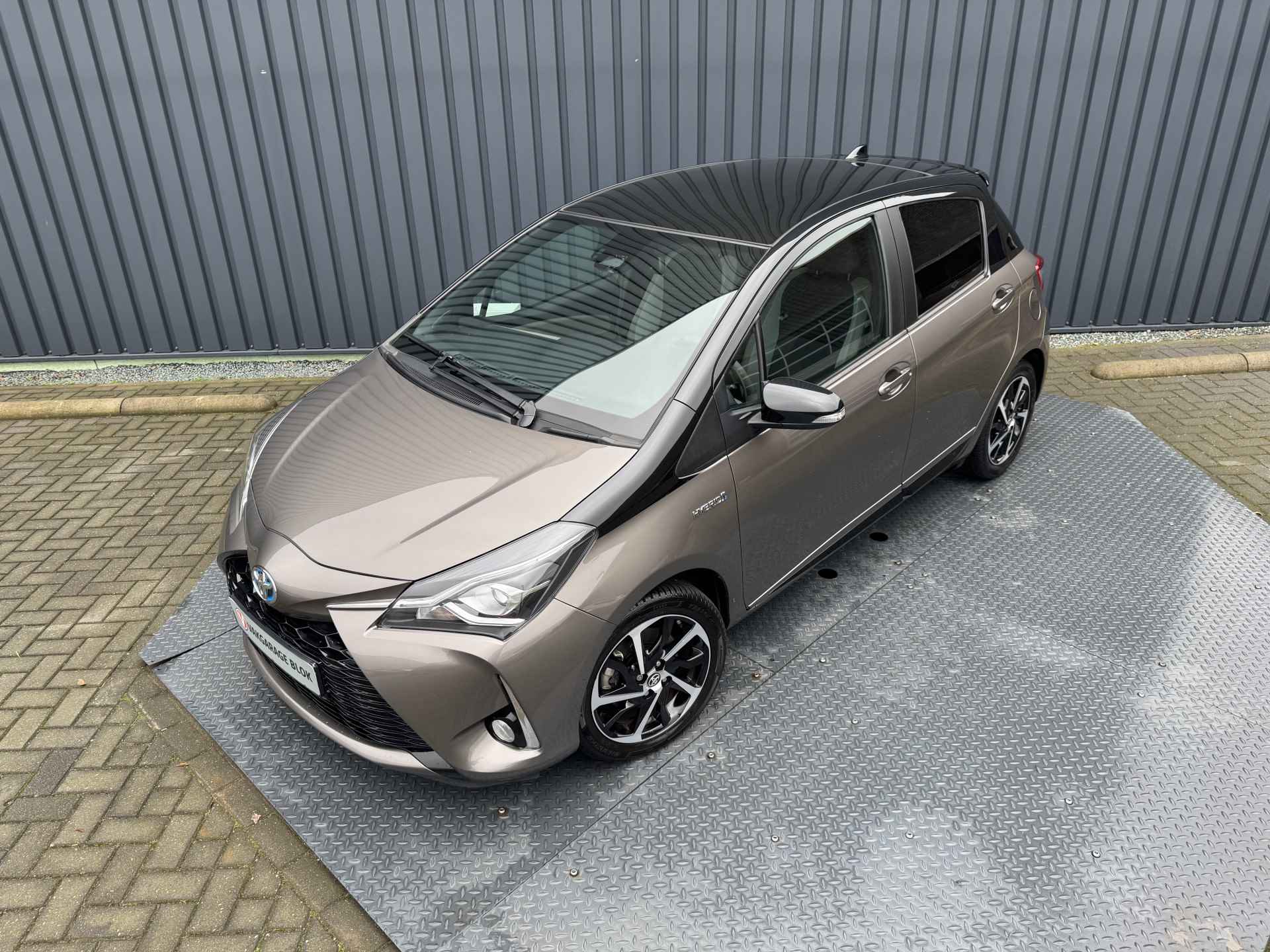 Toyota Yaris 1.5 Hybrid Bi-Tone Plus | Oxide Bronze | Pano dak | Apple Carplay/Android auto | Rijklaar!! - 3/42