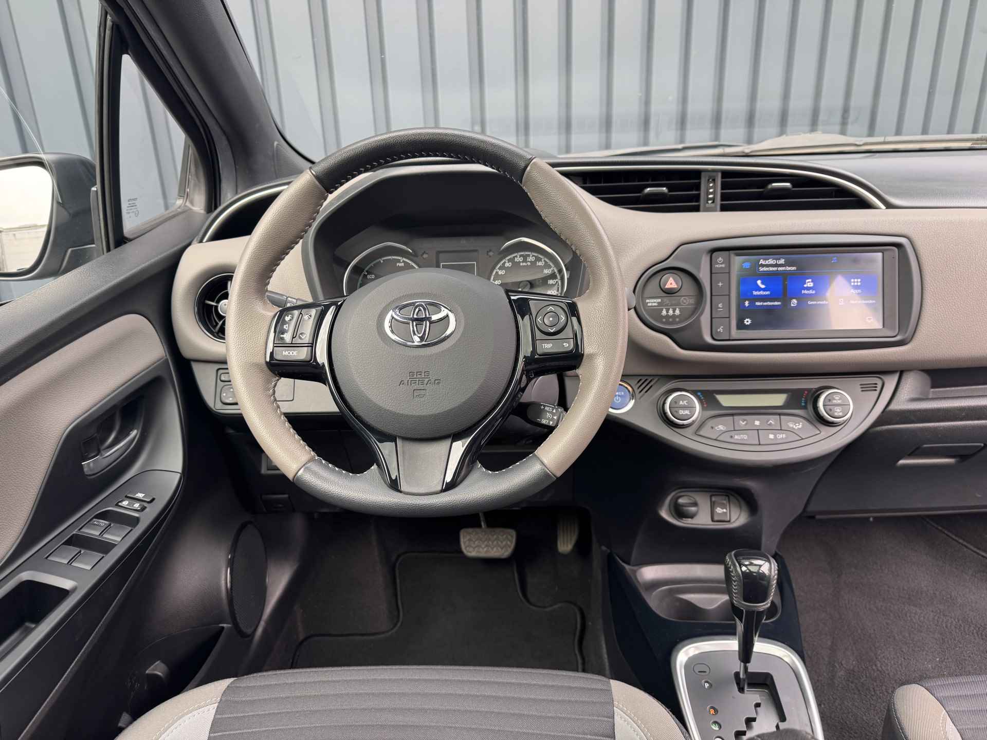 Toyota Yaris 1.5 Hybrid Bi-Tone Plus | Oxide Bronze | Pano dak | Apple Carplay/Android auto | Rijklaar!! - 17/42