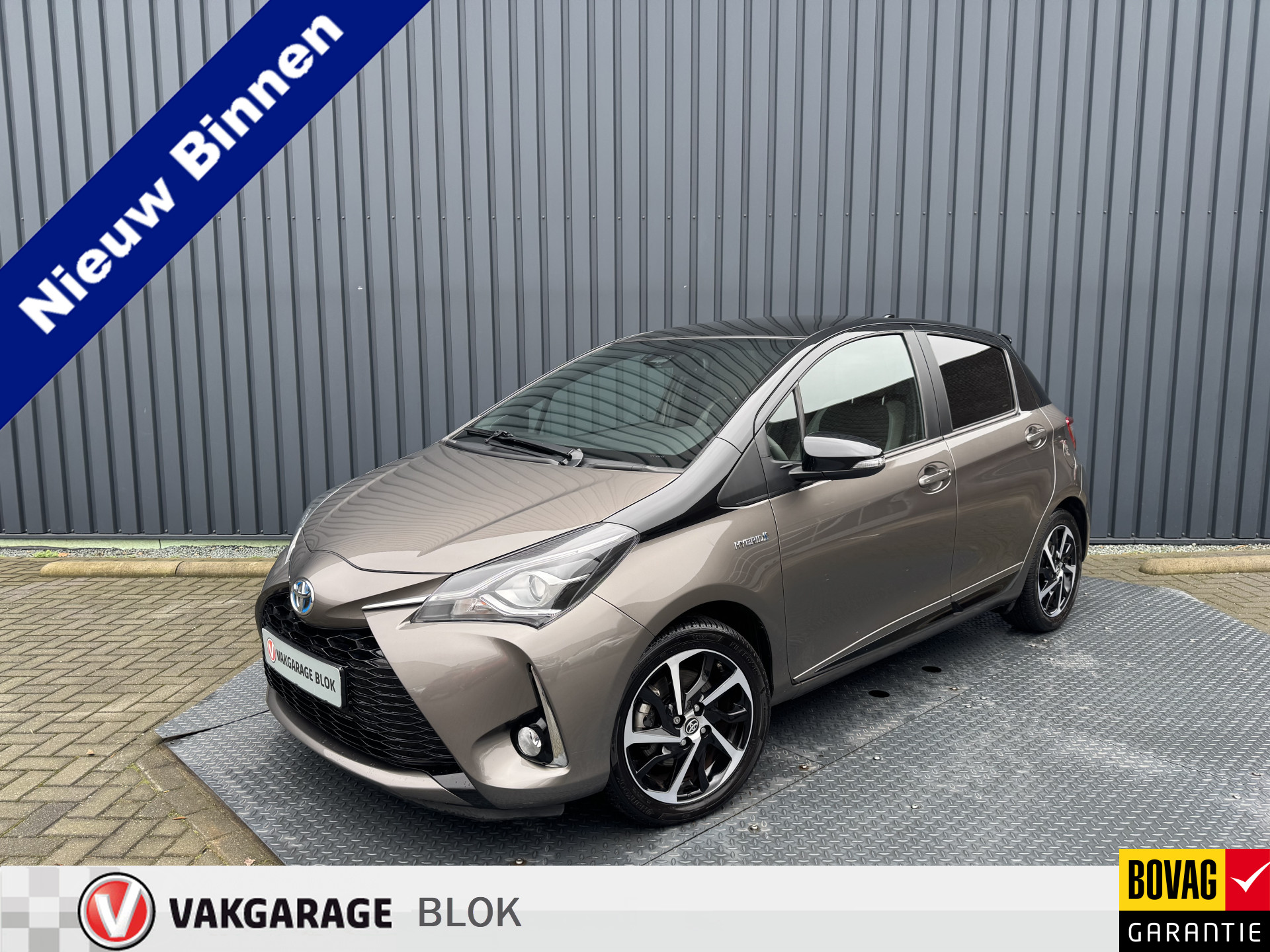 Toyota Yaris 1.5 Hybrid Bi-Tone Plus | Oxide Bronze | Pano dak | Apple Carplay/Android auto | Rijklaar!!