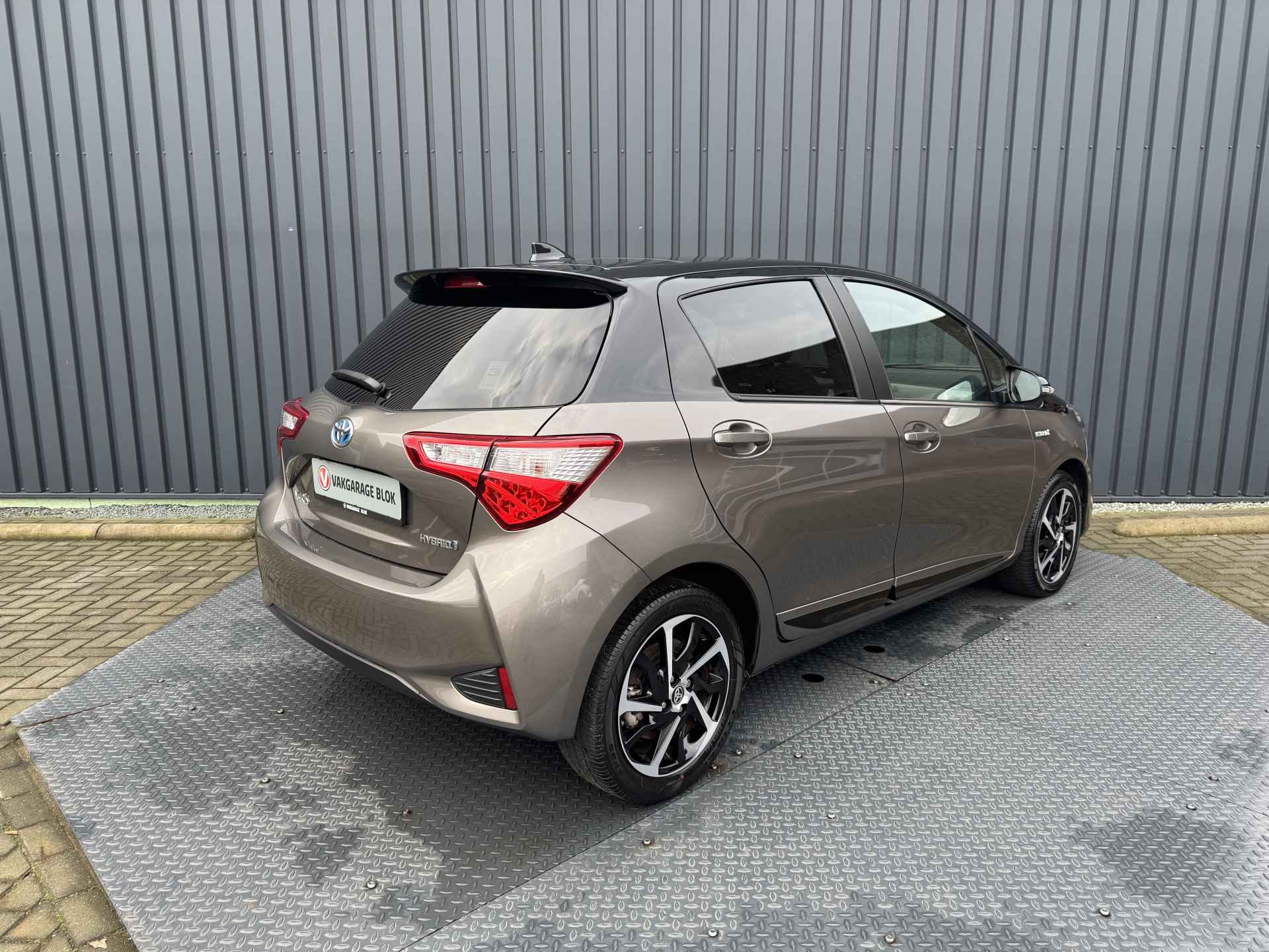 Toyota Yaris 1.5 Hybrid Bi-Tone Plus | Oxide Bronze | Pano dak | Apple Carplay/Android auto | Rijklaar!! - 10/42