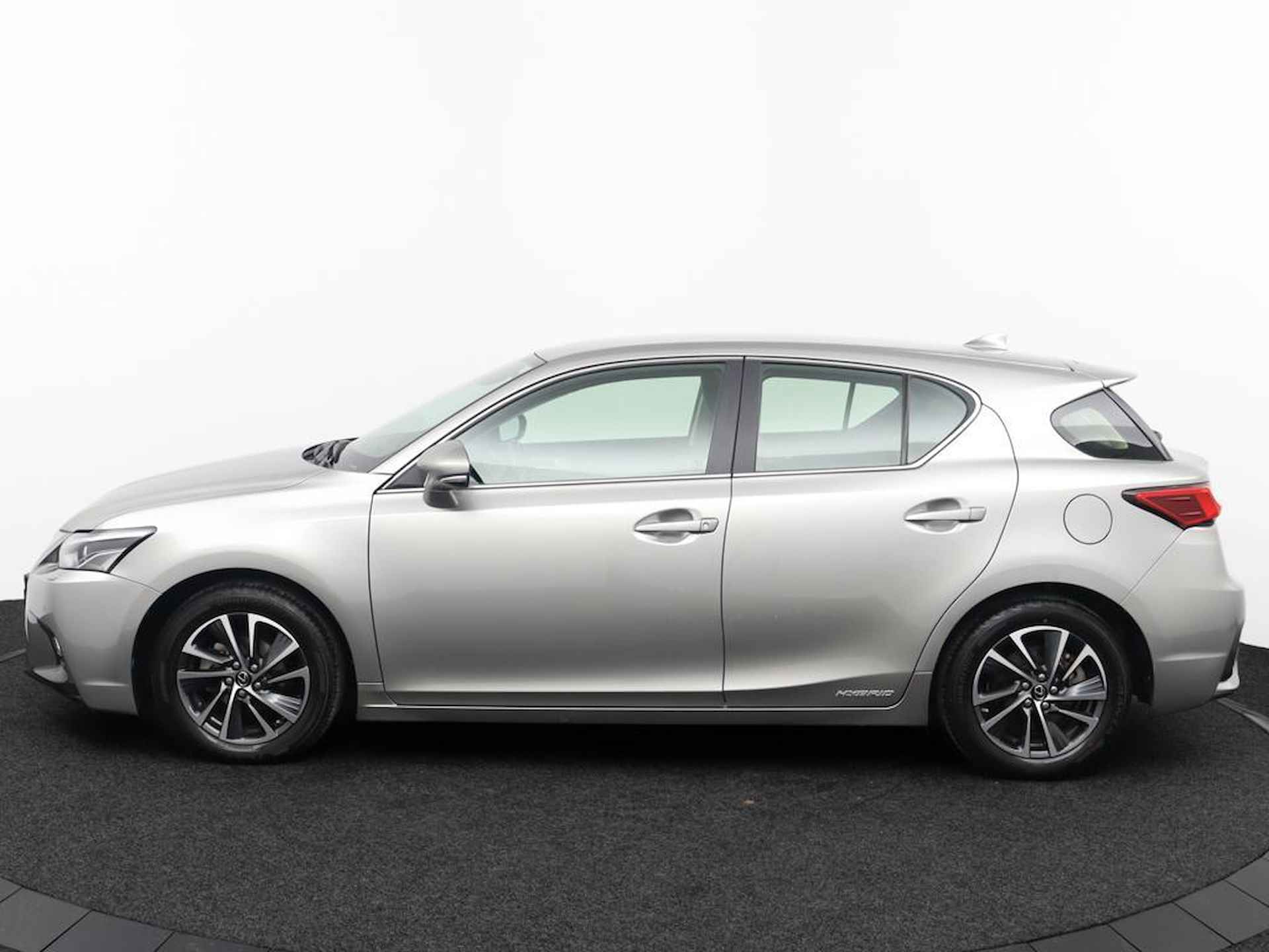 Lexus CT 200h Ultimate Edition | Premium Navigatie | Adaptive Cruise Control | Parkeersensoren voor en achter | Keyless Entry - 3/43