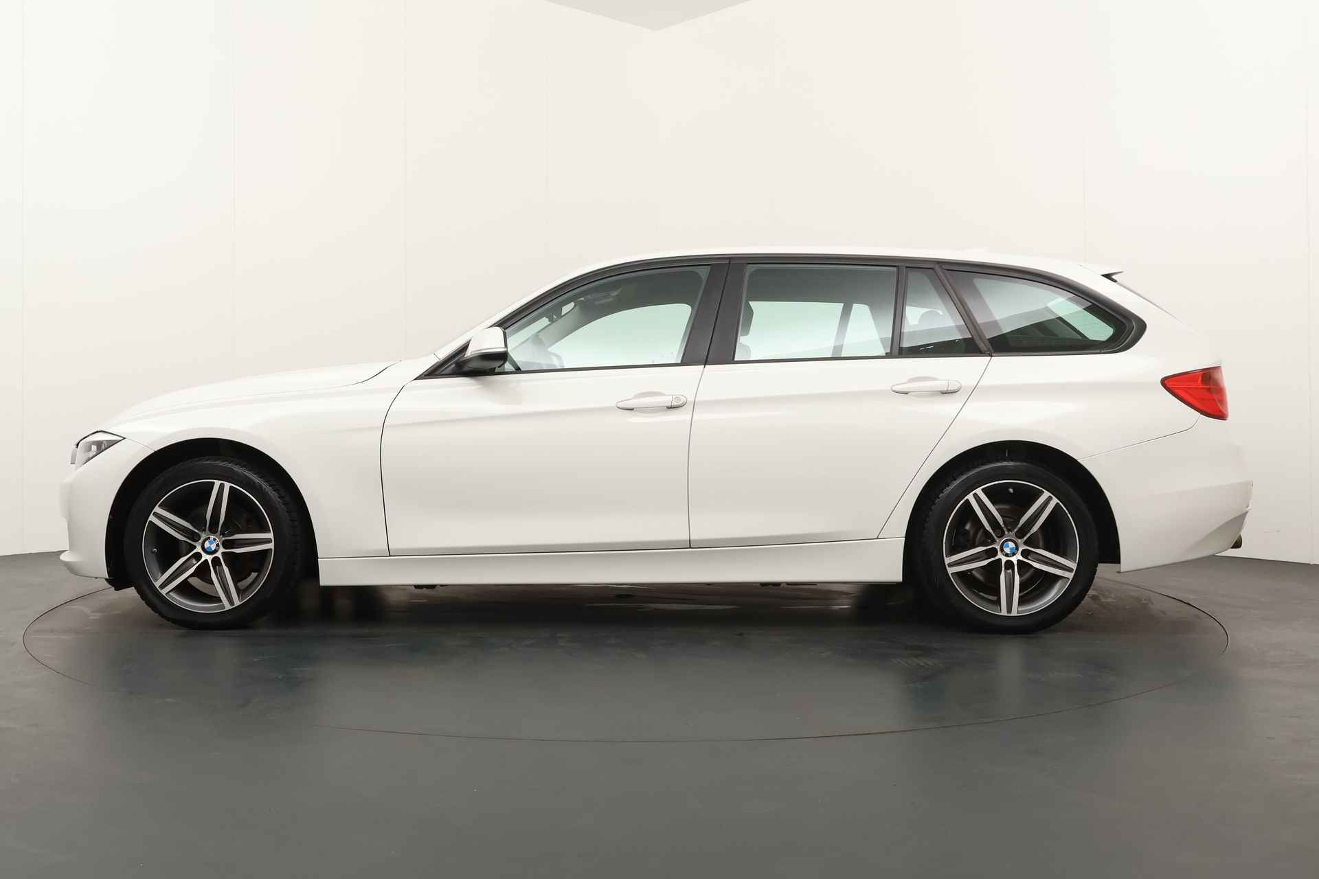 BMW 3 Serie Touring BWJ 2014 318d 150 PK Business Last Minute Edition TREKHAAK / LEDER / NAVI / CLIMA / CRUISE / LICHT & REGEN SENSOR / PDC / LMV - 13/27