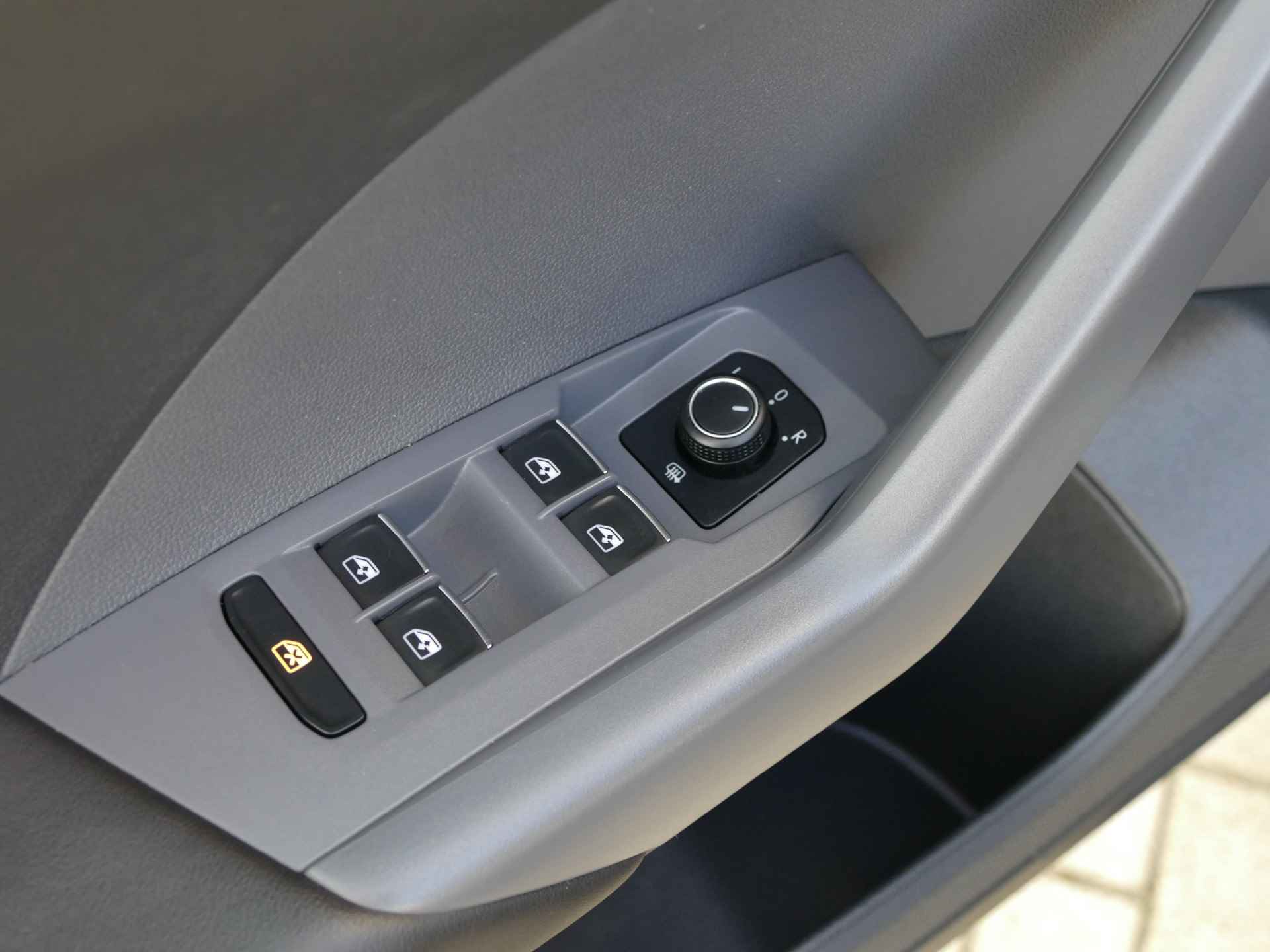 Volkswagen T-Cross 1.0 TSI R-Line | LED koplampen | adaptieve cruis control | parkeerassistent | Apple CarPlay/Android auto - 32/52