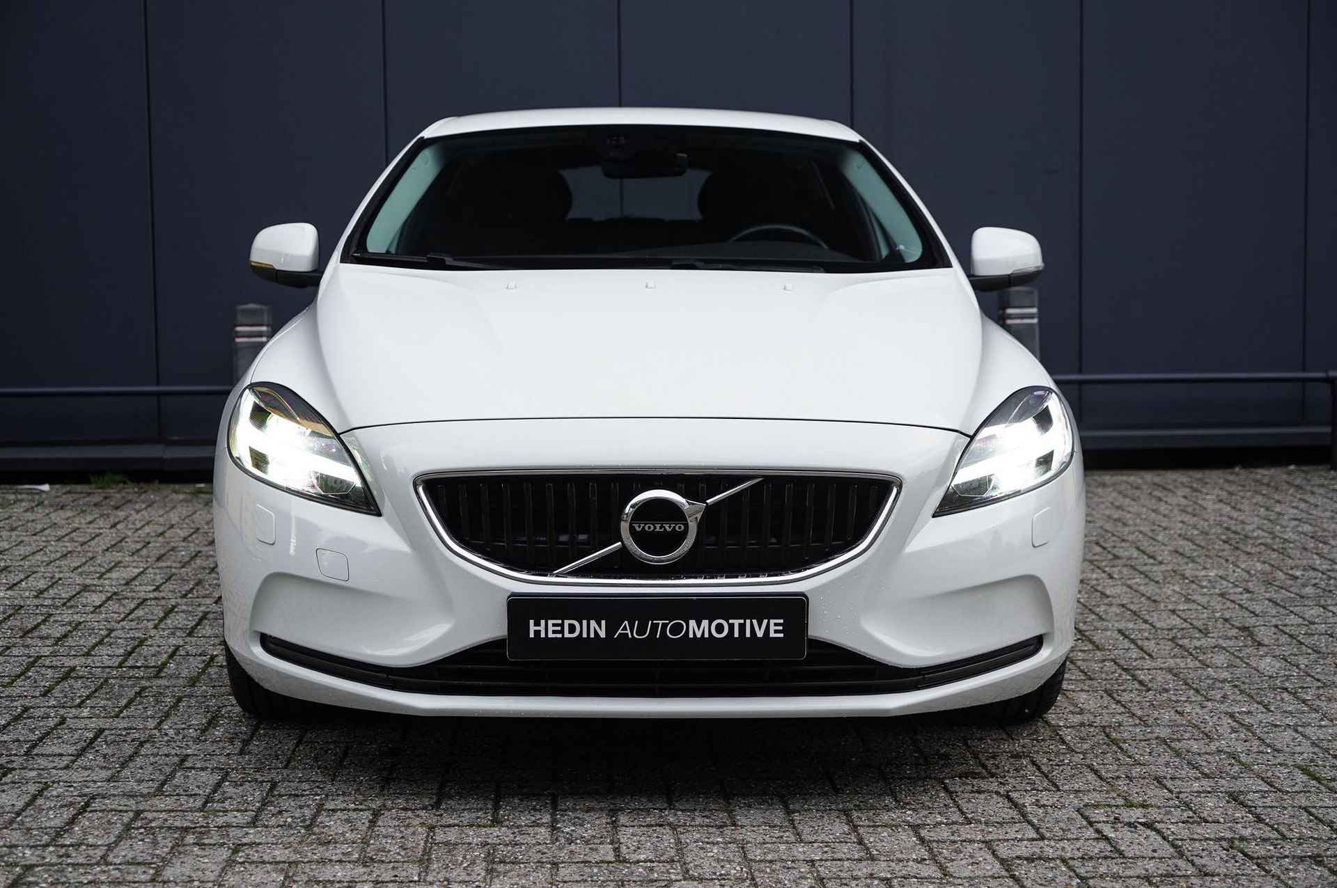 Volvo V40 2.0 T2 Nordic+ | Standkachel | Volvo On Call | Stoelverwarming | Navigatie | Bluetooth | Climate Control | Cruise Control | PDC Achter | Trekhaak - 2/27