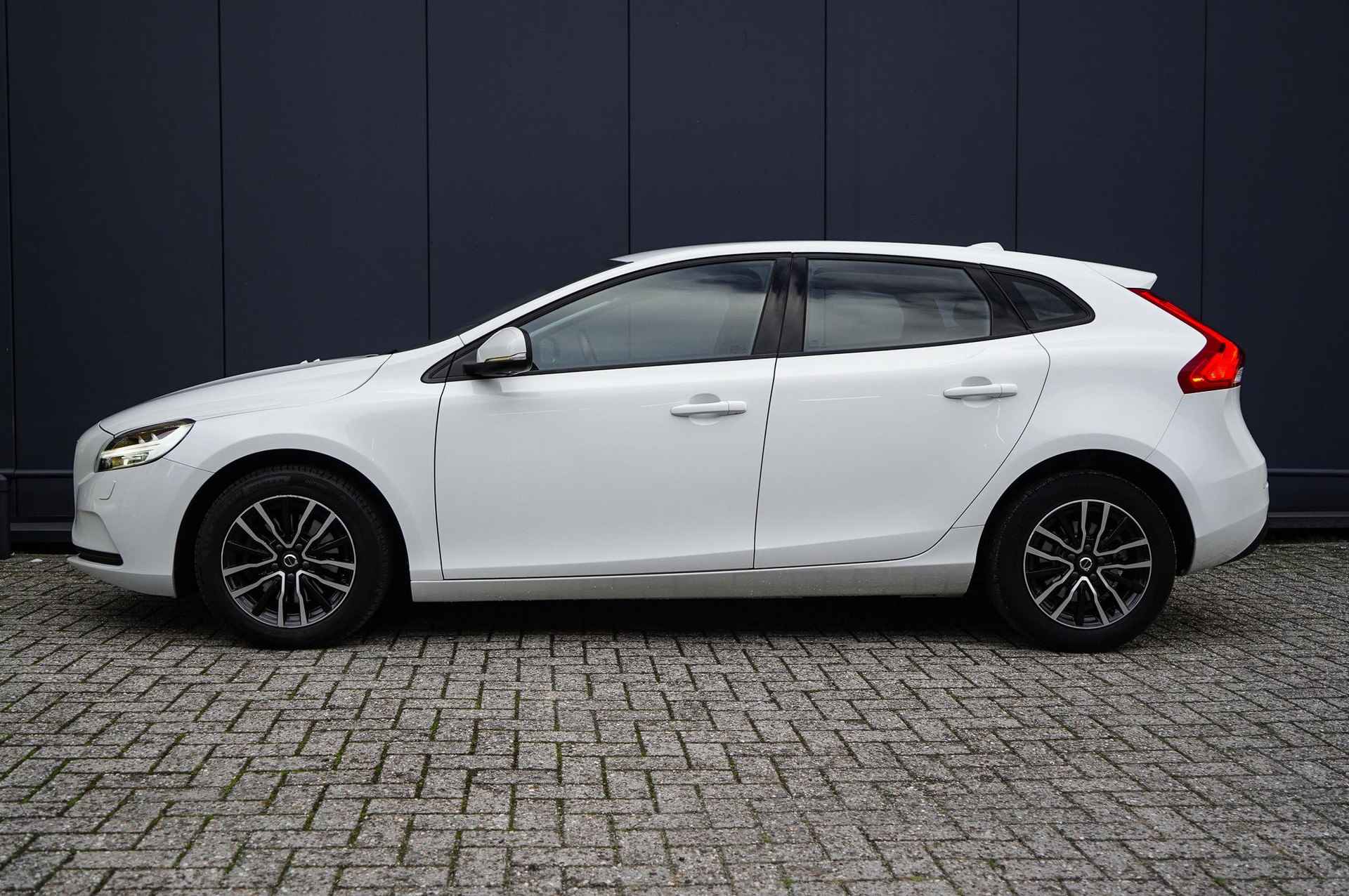 Volvo V40 2.0 T2 Nordic+ | Standkachel | Volvo On Call | Stoelverwarming | Navigatie | Bluetooth | Climate Control | Cruise Control | PDC Achter | Trekhaak - 3/27