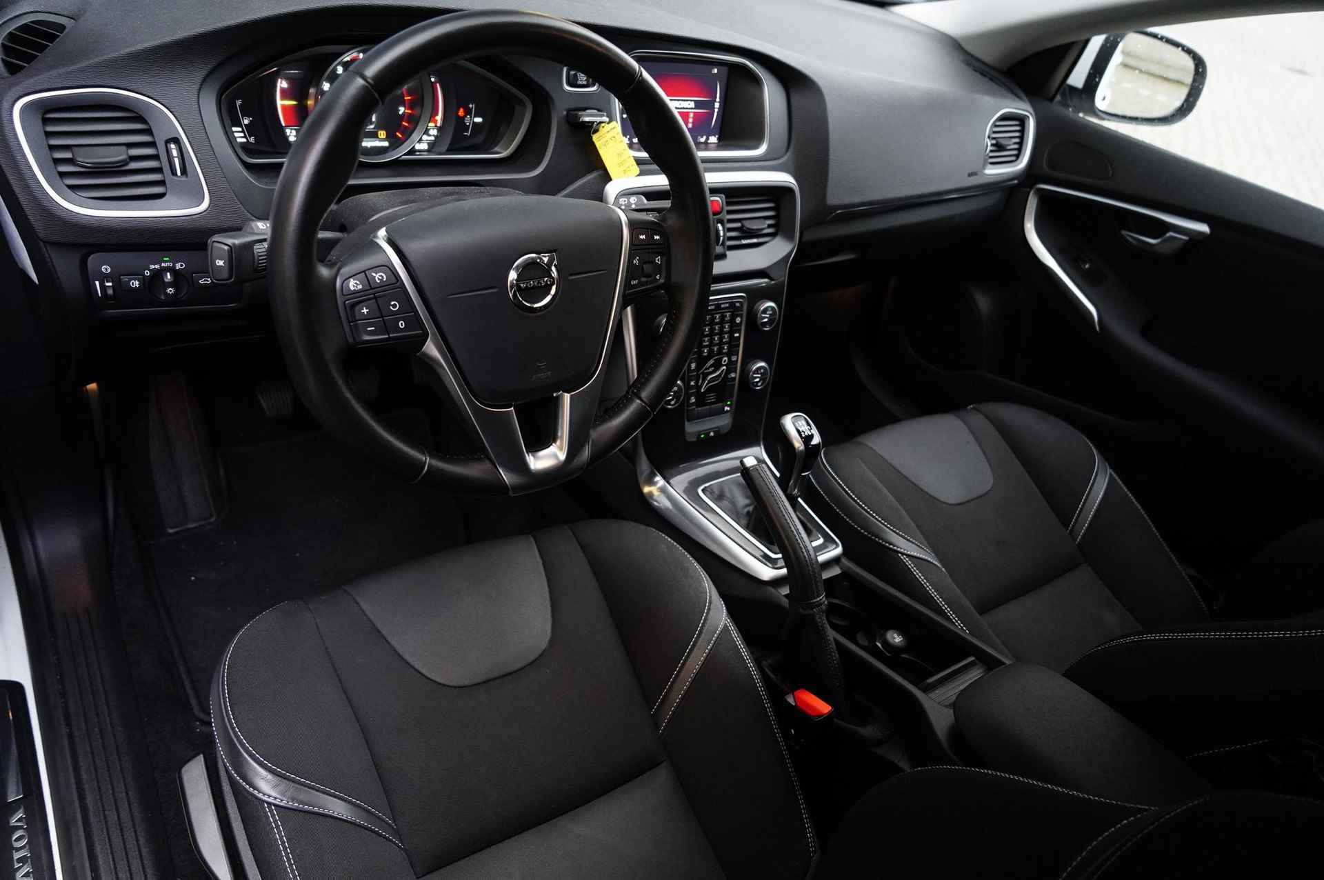 Volvo V40 2.0 T2 Nordic+ | Standkachel | Volvo On Call | Stoelverwarming | Navigatie | Bluetooth | Climate Control | Cruise Control | PDC Achter | Trekhaak - 11/27