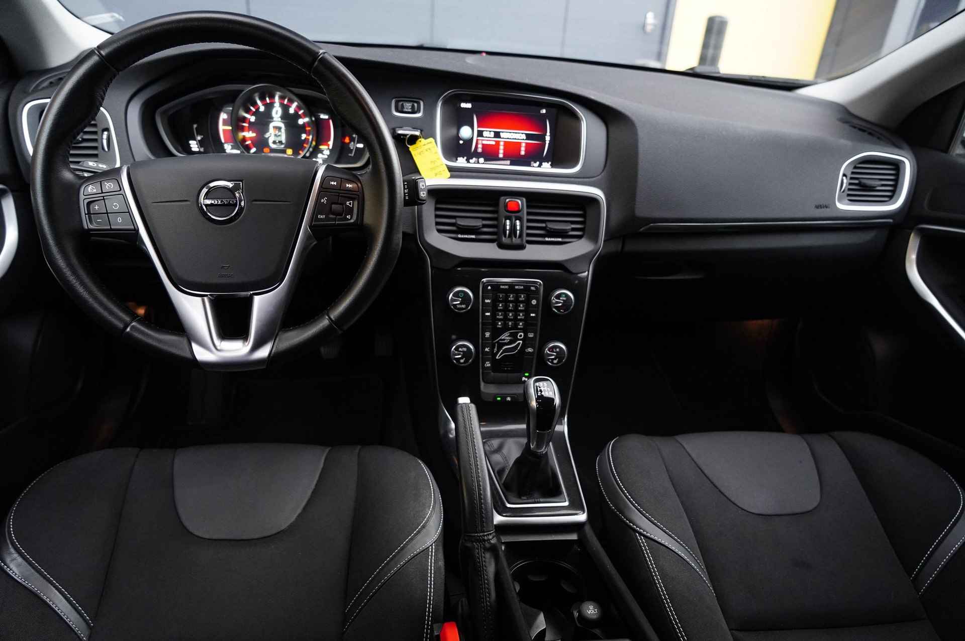 Volvo V40 2.0 T2 Nordic+ | Standkachel | Volvo On Call | Stoelverwarming | Navigatie | Bluetooth | Climate Control | Cruise Control | PDC Achter | Trekhaak - 12/27