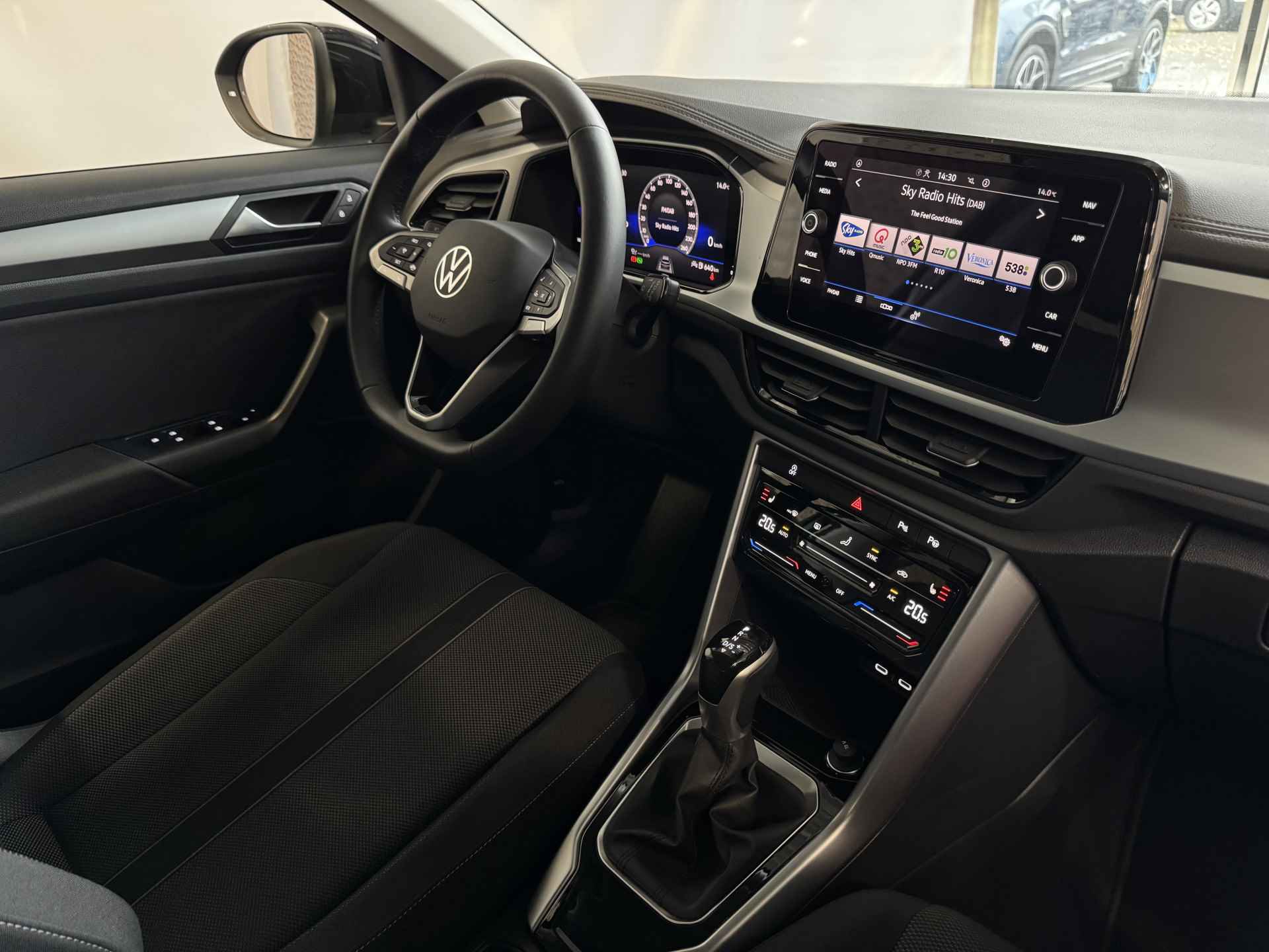 Volkswagen T-Roc 1.5 TSI 150PK EVO ADAP.CRUISE LED VIR.COCKPIT CAMERA STOEL.VERW. 17''LMV KEYLESS 2024 70 BIJNA NIEUWE VOLKSWAGEN'S UIT VOORRAAD LEVERBAAR - 30/76