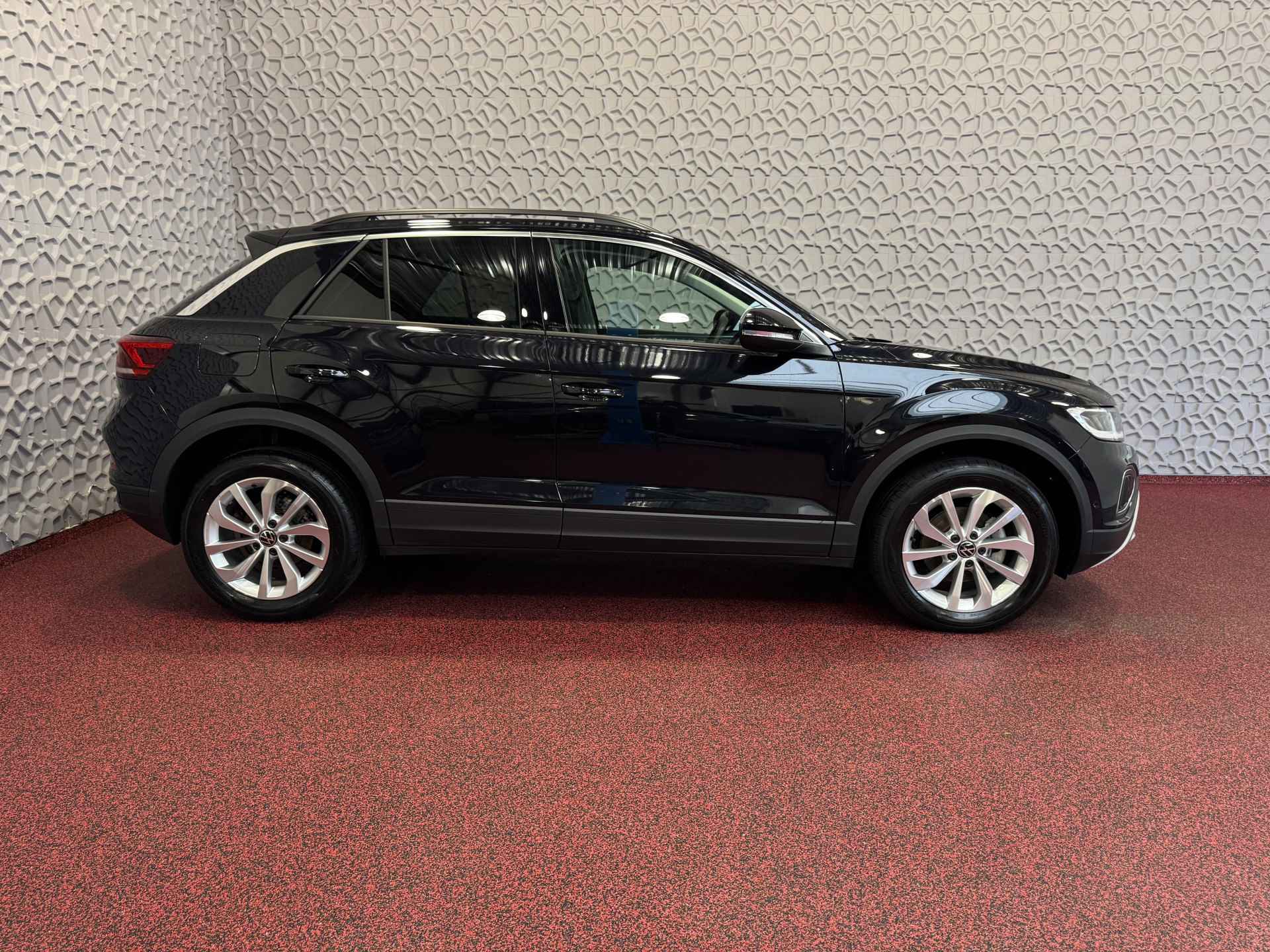 Volkswagen T-Roc 1.5 TSI 150PK EVO ADAP.CRUISE LED VIR.COCKPIT CAMERA STOEL.VERW. 17''LMV KEYLESS 2024 70 BIJNA NIEUWE VOLKSWAGEN'S UIT VOORRAAD LEVERBAAR - 60/76