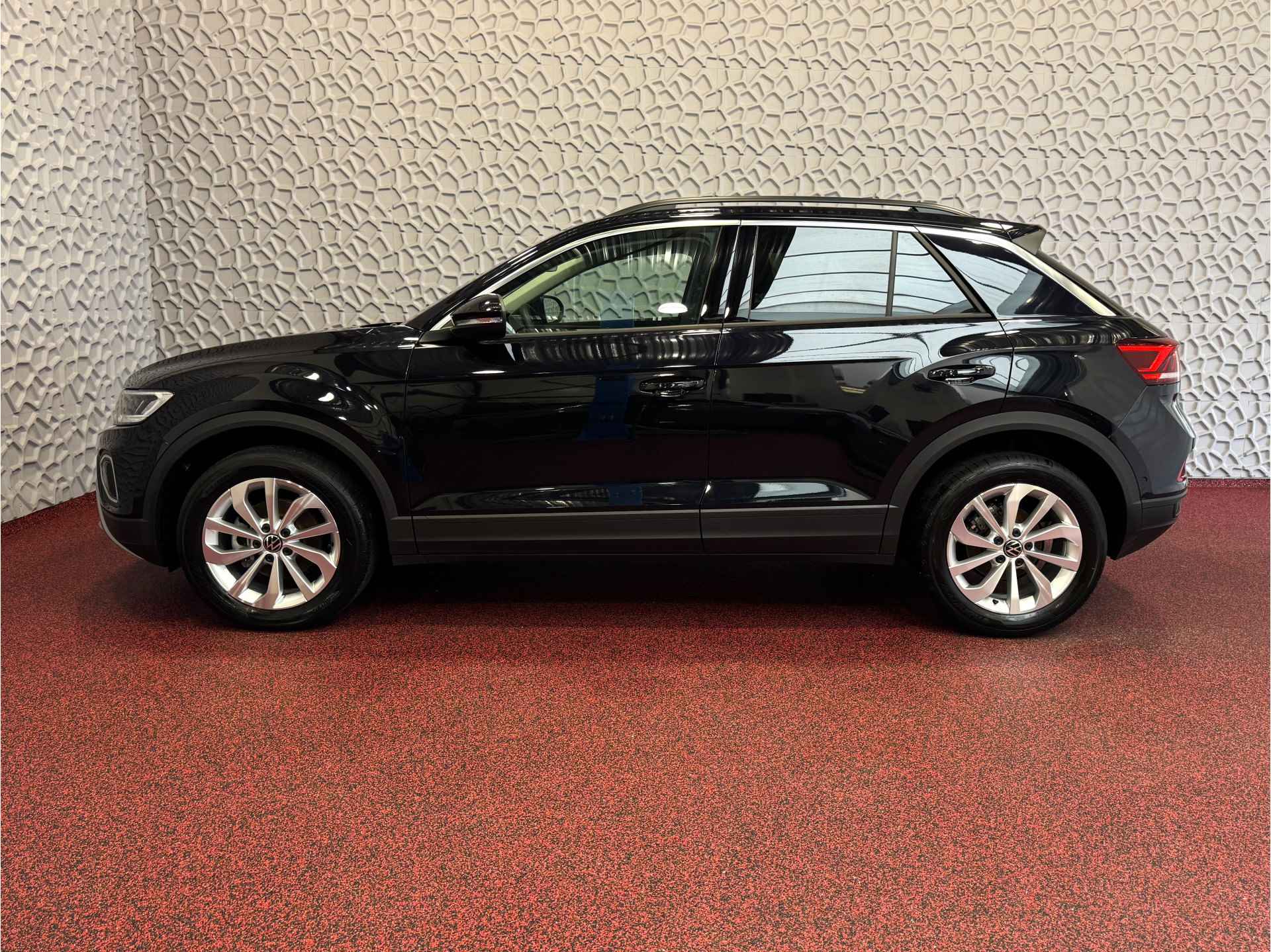 Volkswagen T-Roc 1.5 TSI 150PK EVO ADAP.CRUISE LED VIR.COCKPIT CAMERA STOEL.VERW. 17''LMV KEYLESS 2024 70 BIJNA NIEUWE VOLKSWAGEN'S UIT VOORRAAD LEVERBAAR - 61/76