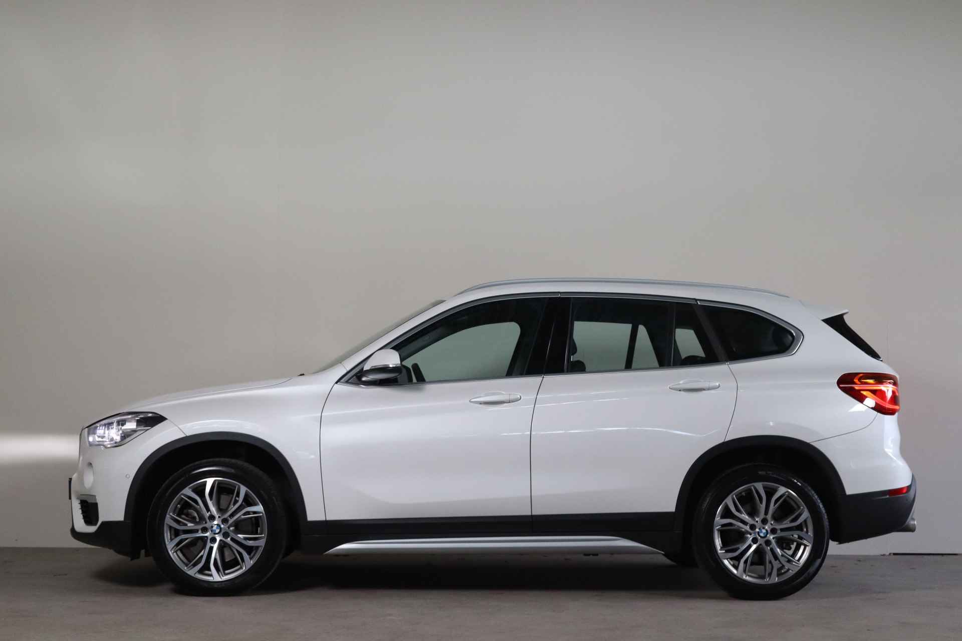 BMW X1 sDrive20i Orange Edition III NL-Auto!! HUD I Leder I LED-Koplampen - 6/34