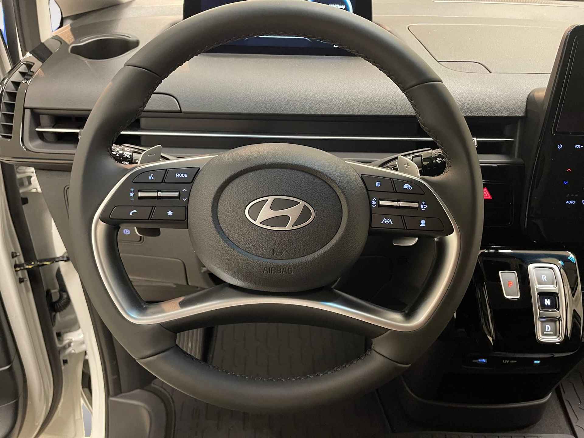 Hyundai Staria 1.6 HYBRID | AUTOMAAT | 3 PERS. | DEMO | - 12/22