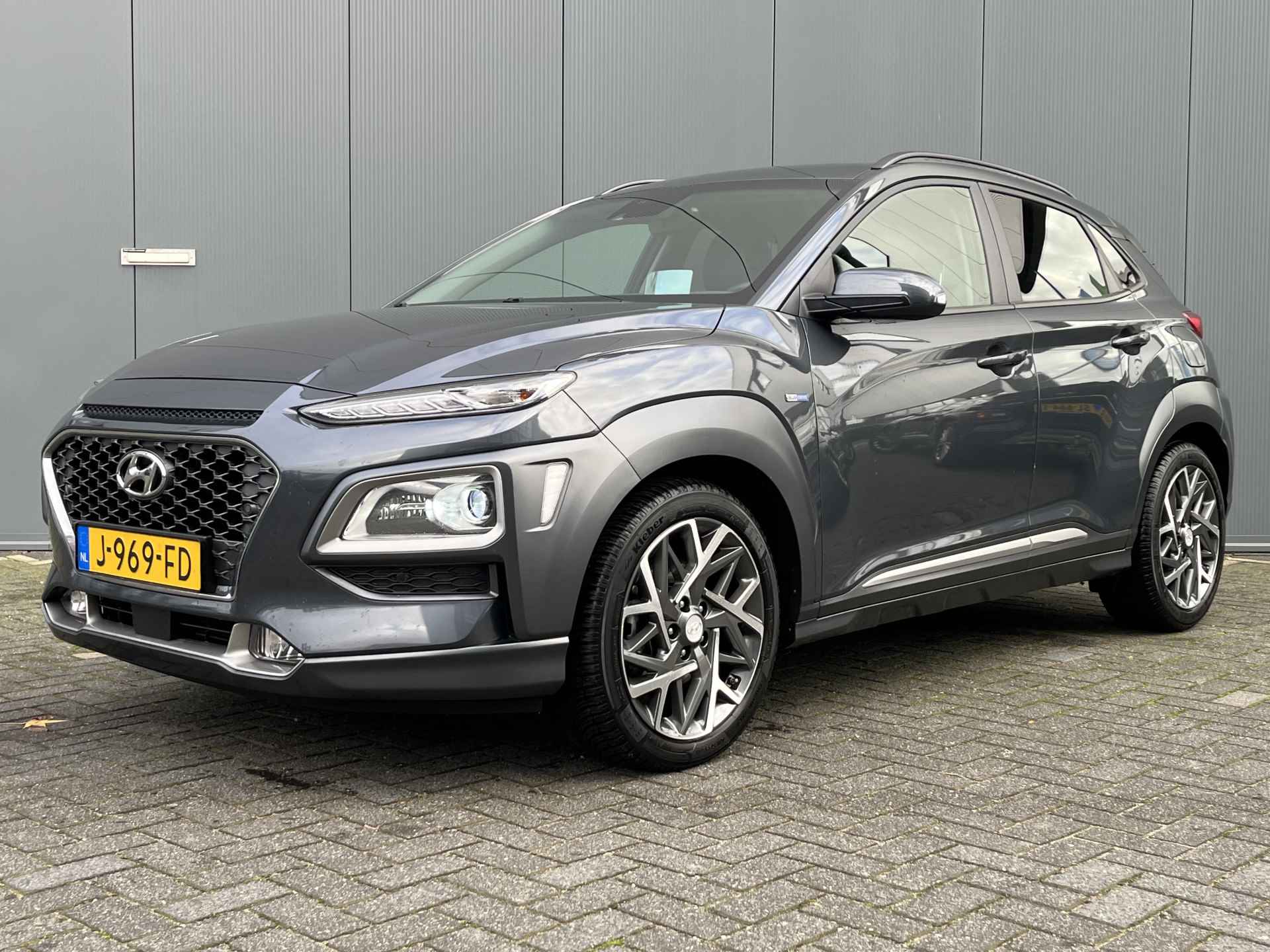 Hyundai KONA 1.6 GDI 140pk HEV Automaat Premium | Leder | Trekhaak | Adaptive cruise controle | Head-up display | Camera | Dodehoek detectie - 2/3