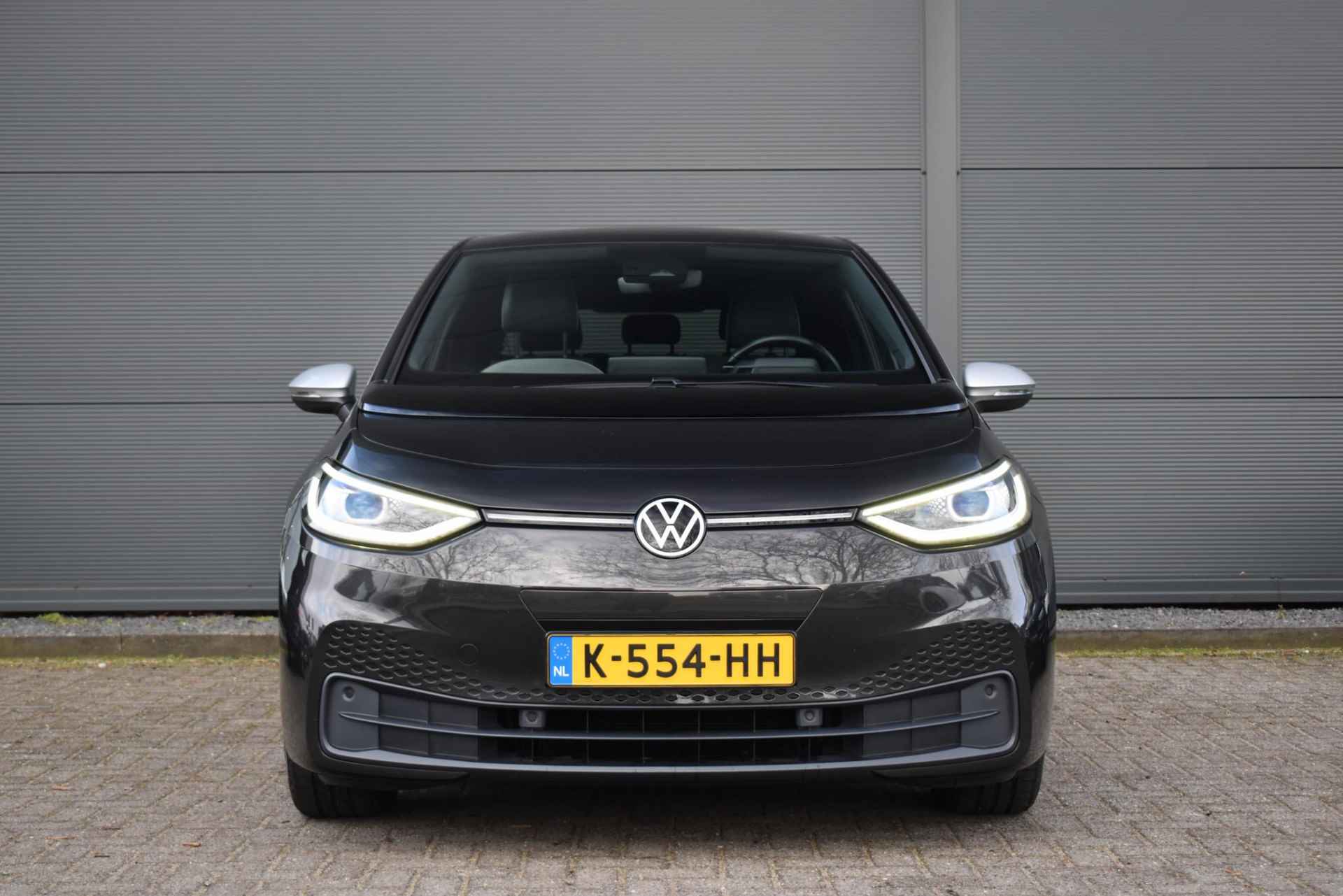 Volkswagen ID.3 First Plus 58 kWh / Stoelverwarming / Navigatie / Camera / Matrix LED Koplampen - 2/35