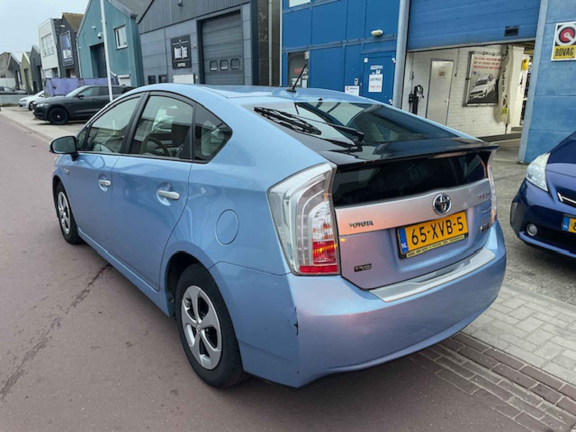 Toyota Prius 1.8 Plug-in Dynamic Business 2012 NAP Navigatie Zeer nette auto met half leer, camera, Bluetooth, etc. Boekjes aanwezig. - 3/45